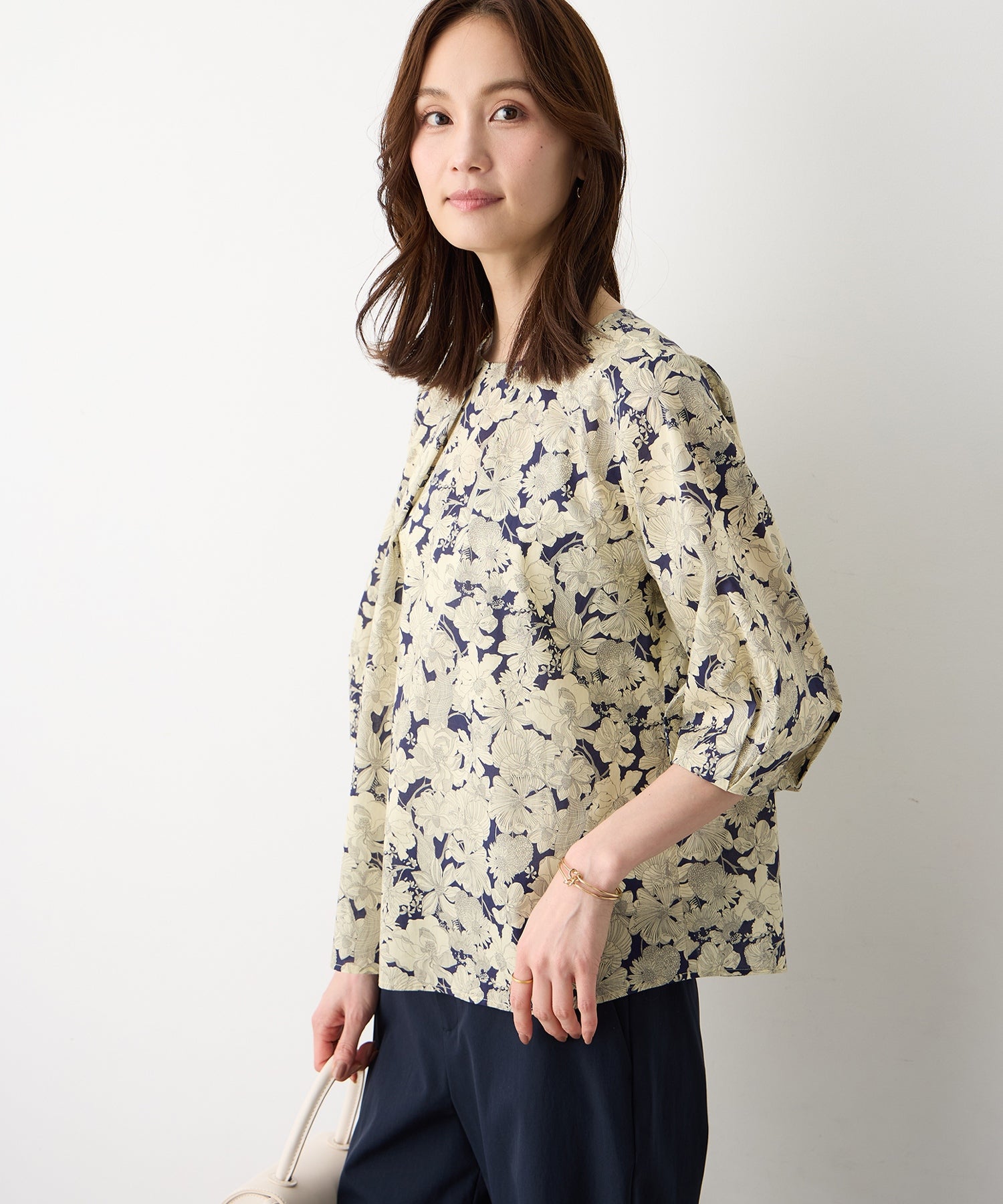 エーシーデザインバイアルファキュービック A/C DESIGN BY ALPHA CUBIC 【Liberty】リバティプリントタックスリーブブラウス （ネイビー） ネイビー