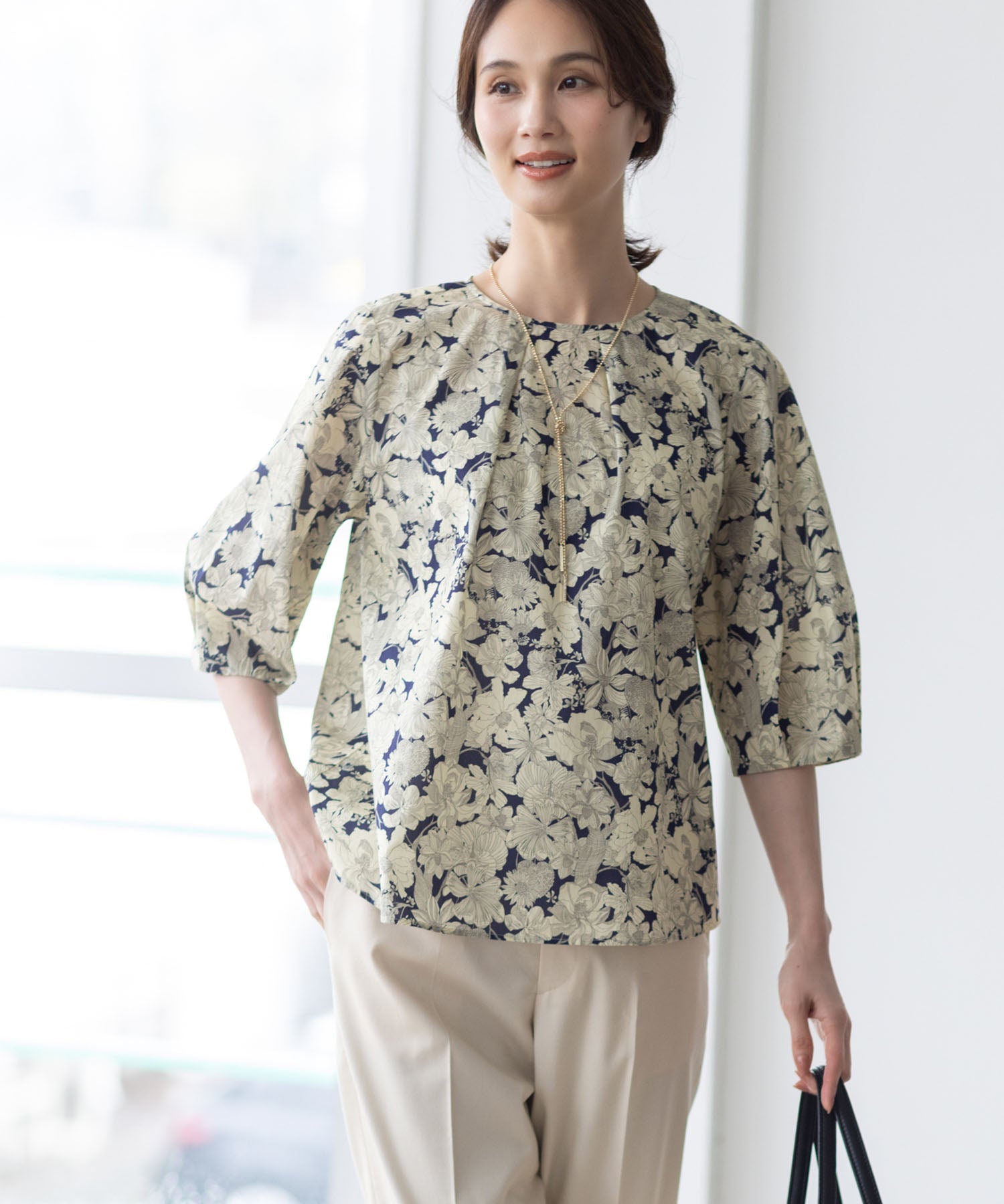 エーシーデザインバイアルファキュービック A/C DESIGN BY ALPHA CUBIC 【Liberty】リバティプリントタックスリーブブラウス （ネイビー） ネイビー
