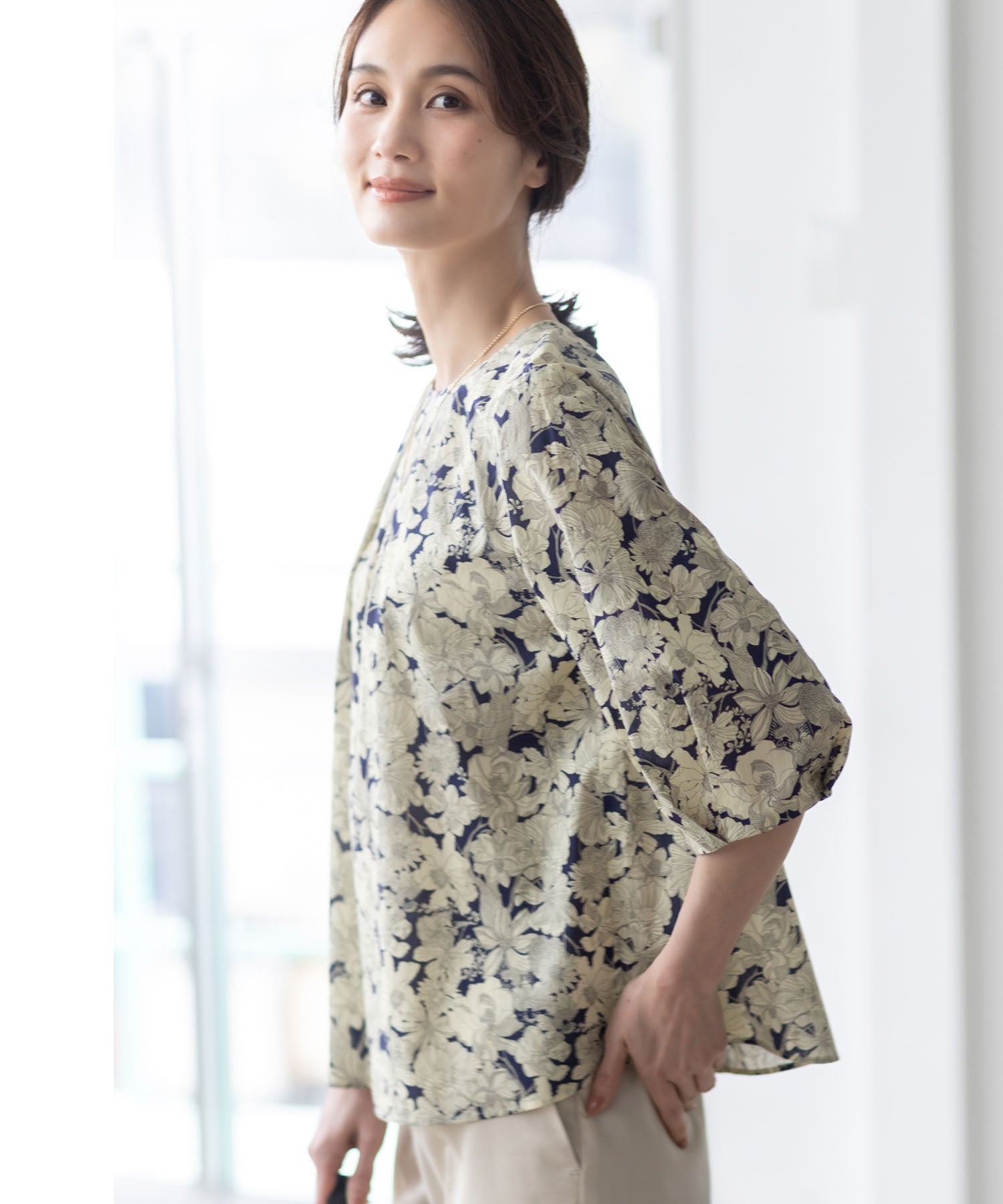 エーシーデザインバイアルファキュービック A/C DESIGN BY ALPHA CUBIC 【Liberty】リバティプリントタックスリーブブラウス （ネイビー） ネイビー