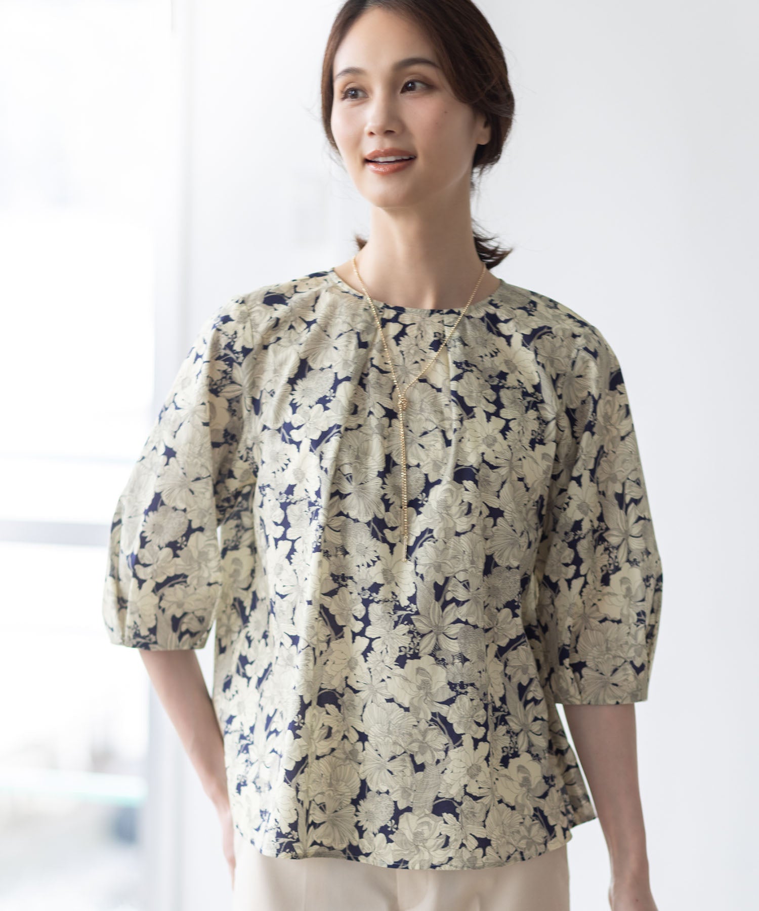 エーシーデザインバイアルファキュービック A/C DESIGN BY ALPHA CUBIC 【Liberty】リバティプリントタックスリーブブラウス （ネイビー） ネイビー