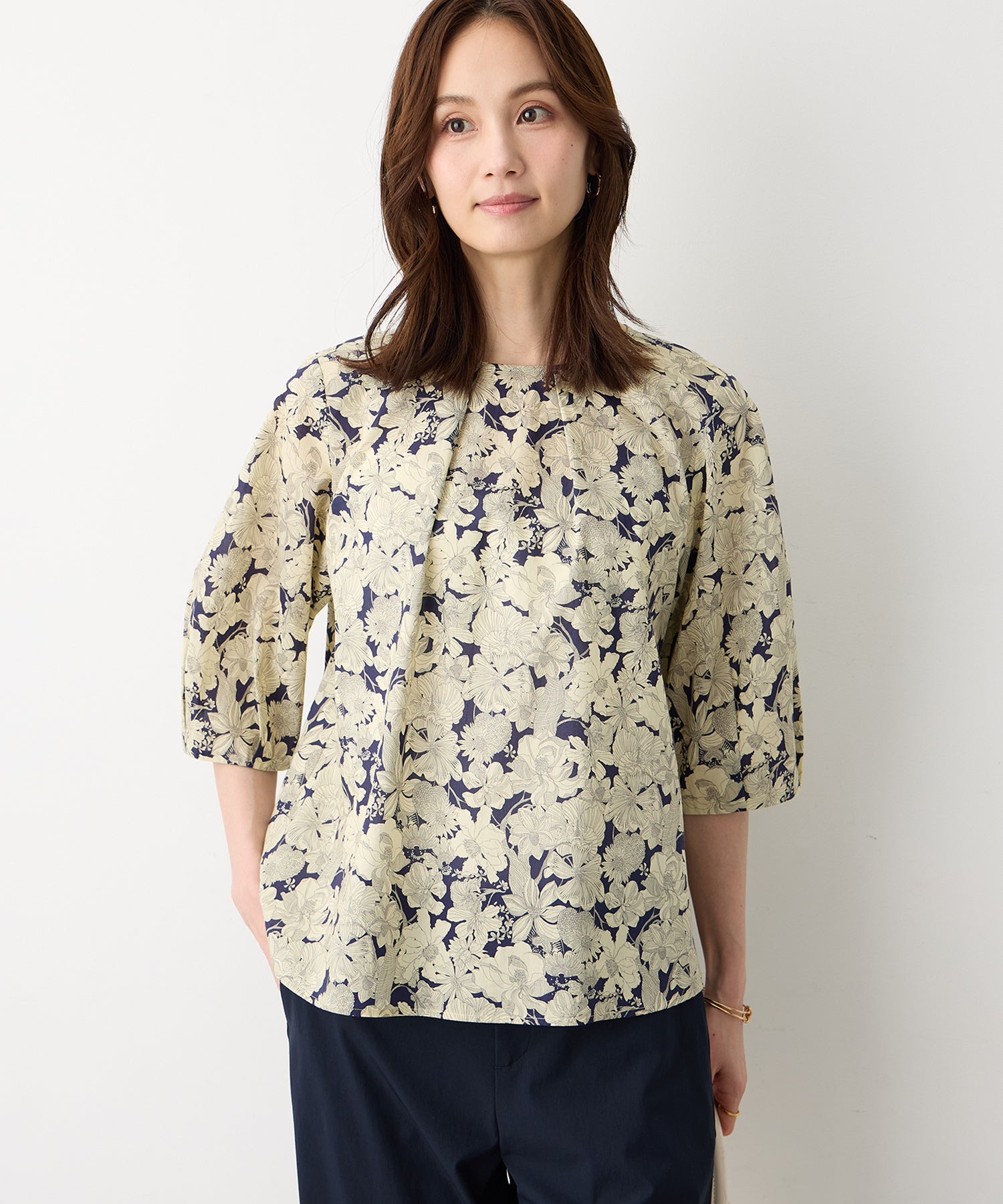 エーシーデザインバイアルファキュービック A/C DESIGN BY ALPHA CUBIC 【Liberty】リバティプリントタックスリーブブラウス （ネイビー） ネイビー