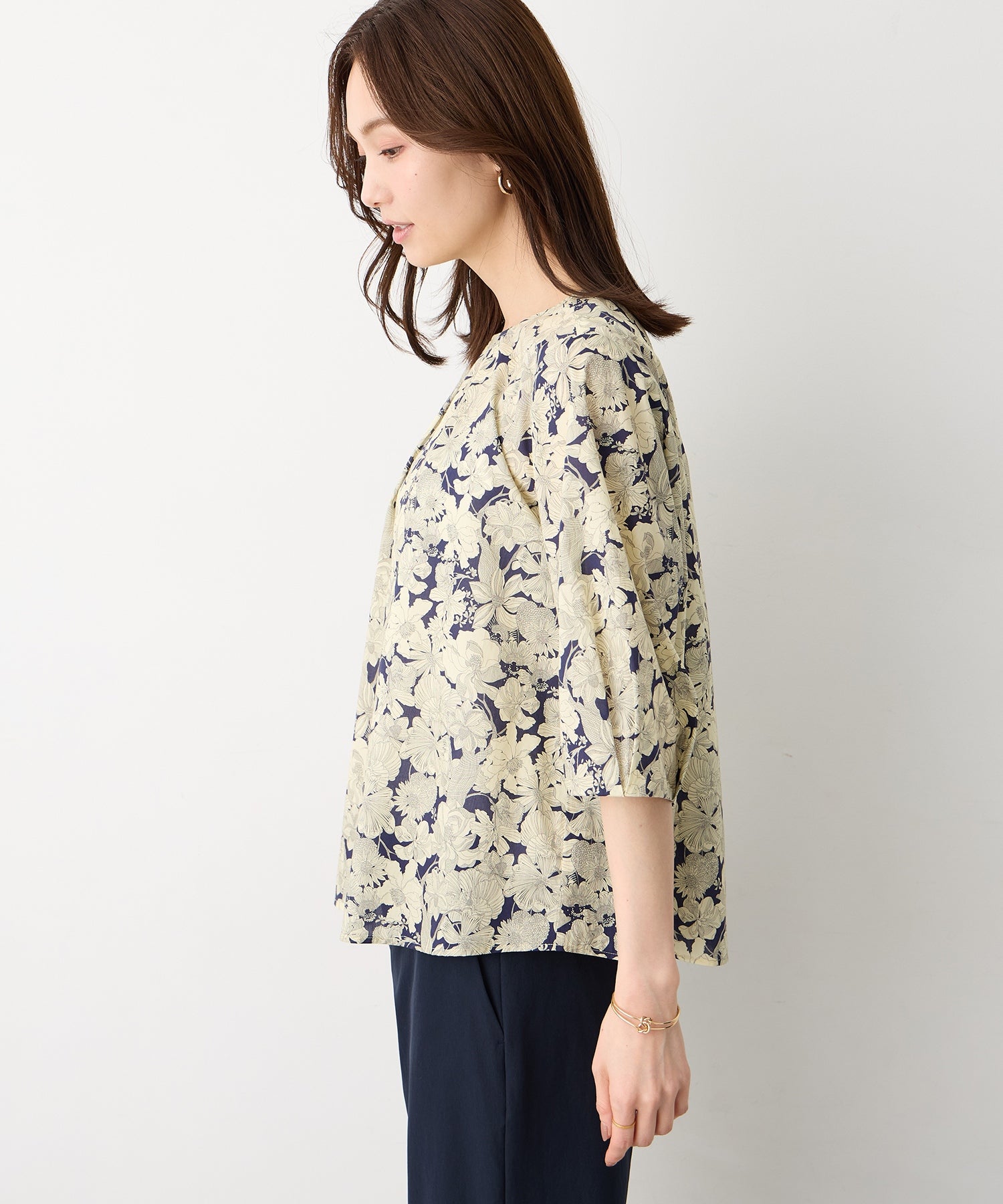エーシーデザインバイアルファキュービック A/C DESIGN BY ALPHA CUBIC 【Liberty】リバティプリントタックスリーブブラウス （ネイビー） ネイビー