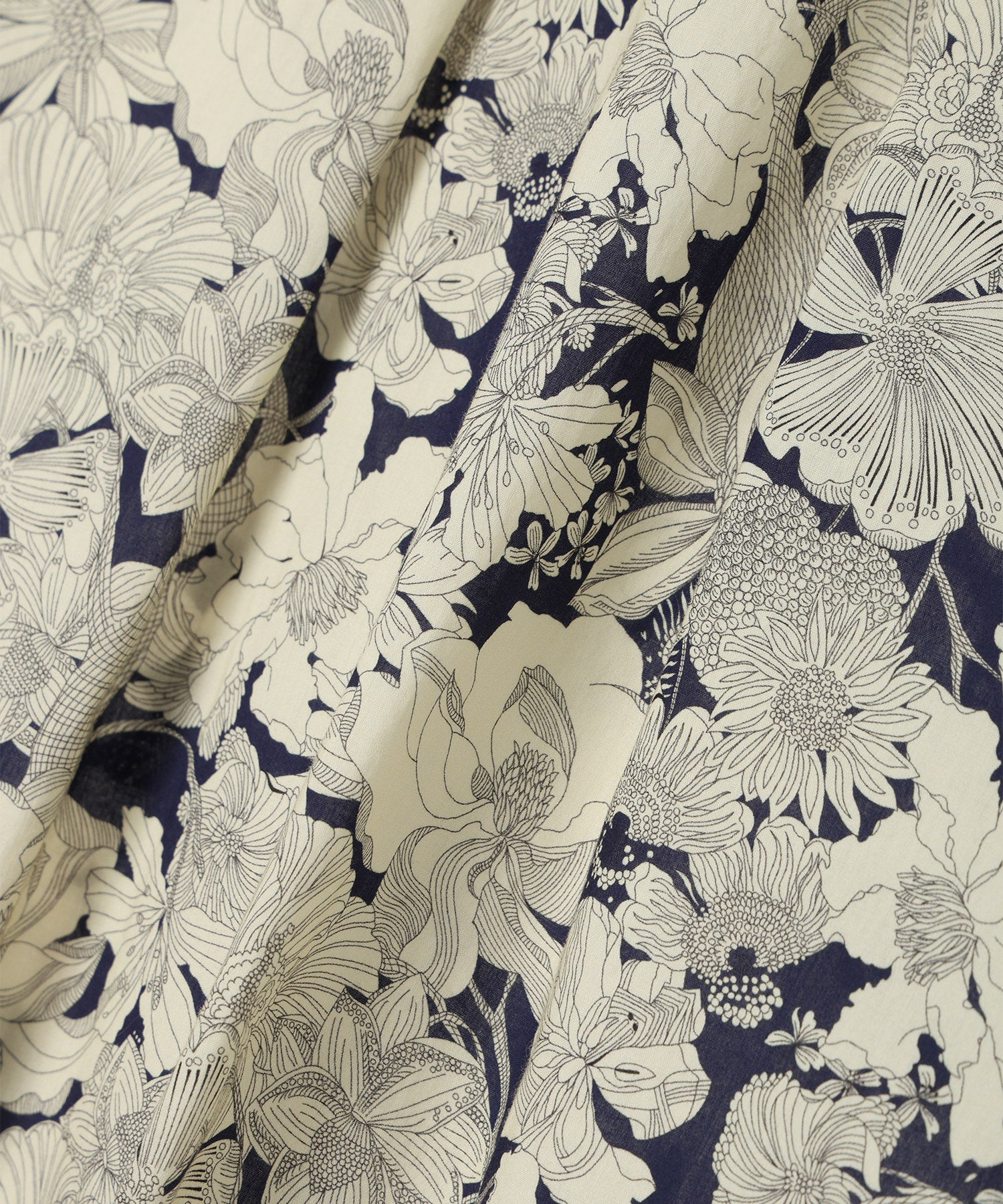 エーシーデザインバイアルファキュービック A/C DESIGN BY ALPHA CUBIC 【Liberty】リバティプリントタックスリーブブラウス （ネイビー） ネイビー