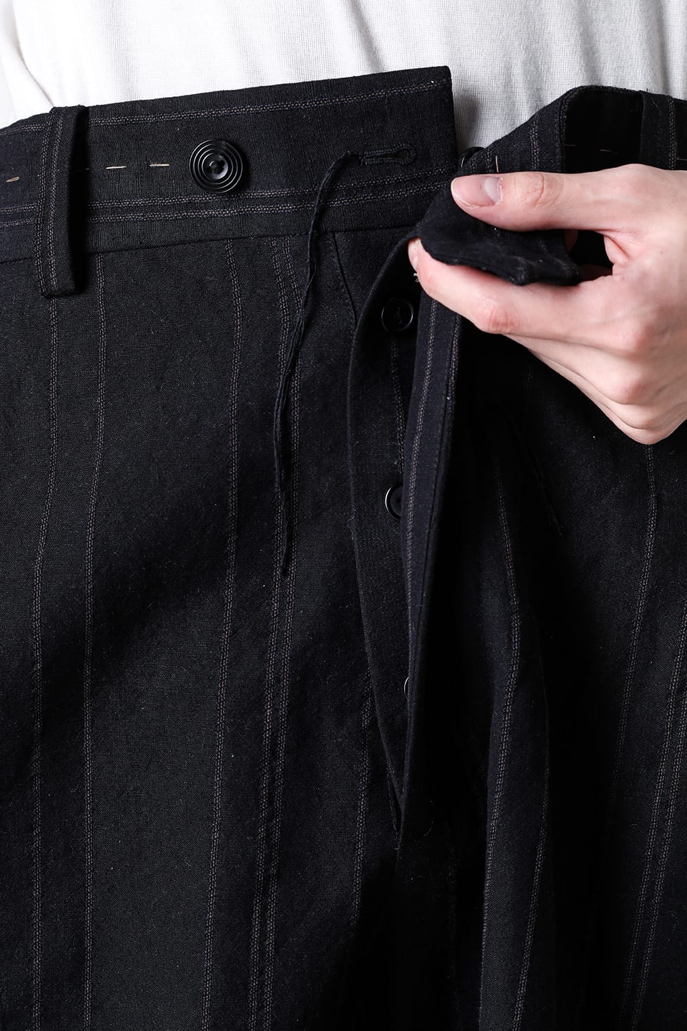 ア テンタティブ アトリエ A TENTATIVE ATELIER Gysin：Hand Stitches Stripes Buckle Pants （Black Stripe） Black Stripe