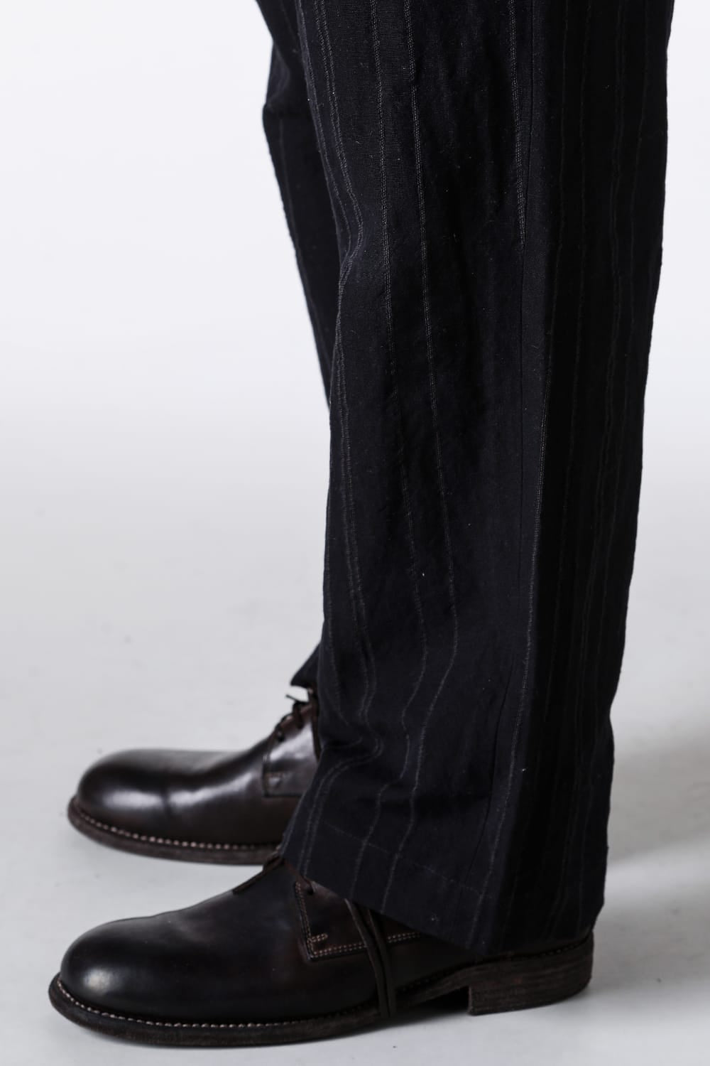 ア テンタティブ アトリエ A TENTATIVE ATELIER Gysin：Hand Stitches Stripes Buckle Pants （Black Stripe） Black Stripe