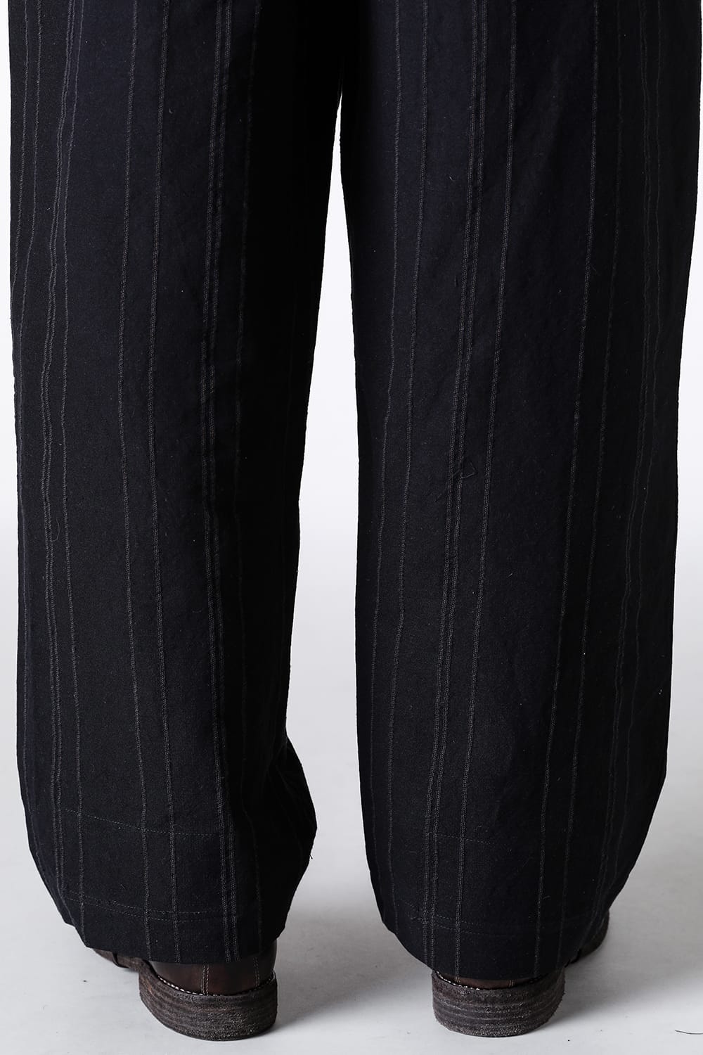 ア テンタティブ アトリエ A TENTATIVE ATELIER Gysin：Hand Stitches Stripes Buckle Pants （Black Stripe） Black Stripe