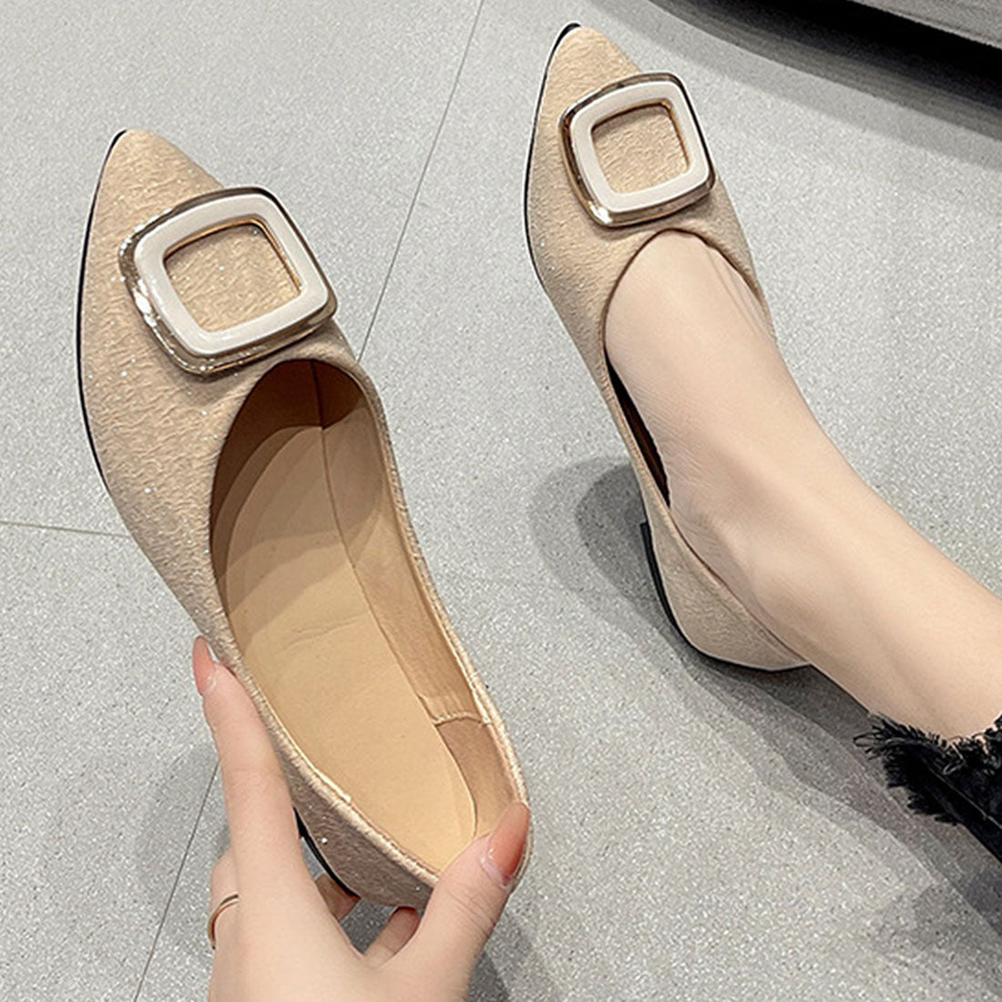 アミュレット Amulet ポインテッドトゥバックルパンプス レディース シューズ 春 夏 秋 韓国ファッション 10代 20代 30代 オフィスカジュアル シンプル 大人 フラット 楽ちん