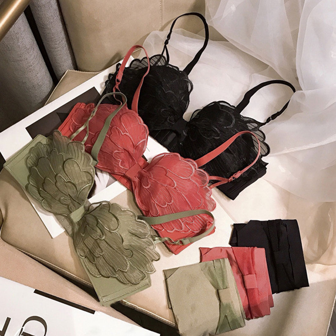 アミュレット Amulet 羽デザインブラジャー＆ショーツセット 上下セット レディース用 女性 インナー ランジェリー ノンワイヤー 背中ホック【返品不可商品】