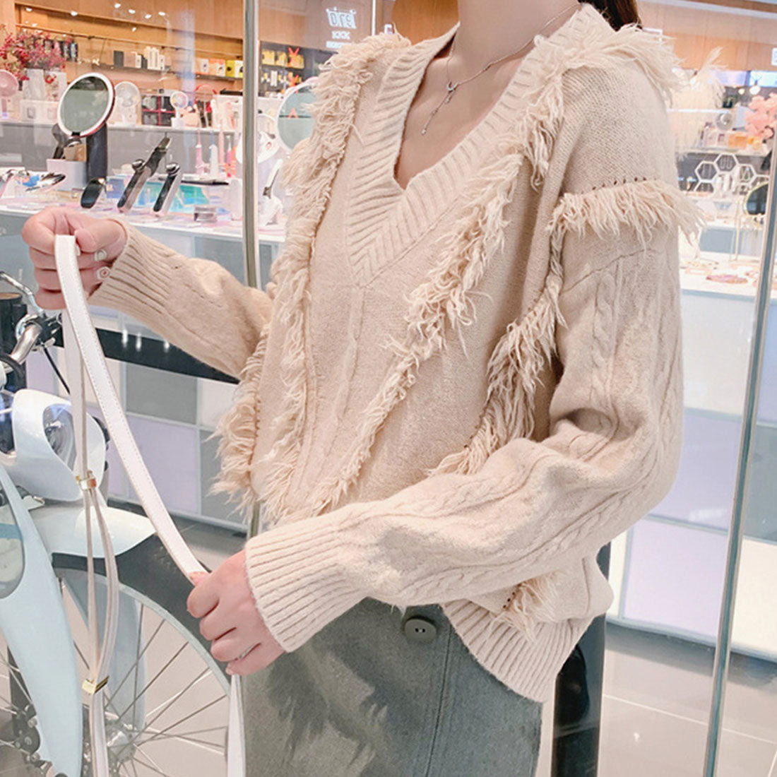 アミュレット Amulet フリンジVネックニット レディース セーター Vネック 無地 カジュアル ボリューム 着痩せ