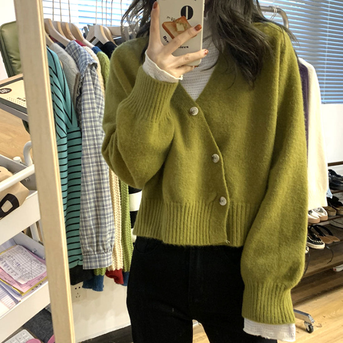 アミュレット Amulet Vネックフロントボタンカーディガン レディース トップス 長袖 秋服 冬服 10代 20代 30代 韓国ファッション オフィスカジュアル ショート丈 無地 （レッド） レッド