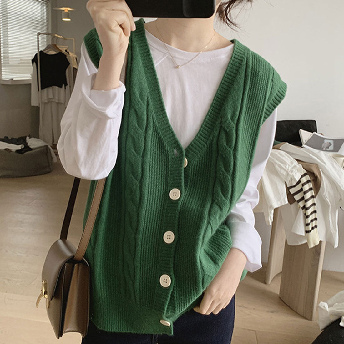 アミュレット Amulet Vネックニットベスト レディース トップス 秋服 冬服 10代 20代 30代 韓国ファッション 韓国 オフィスカジュアル シンプル ケーブル柄 ボタン