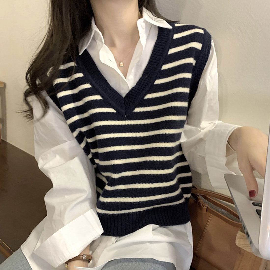 アミュレット Amulet Vネックボーダーニットベスト レディース トップス 秋服 春服 10代 20代 30代 韓国ファッション 韓国 カジュアル 定番 ちょい足し