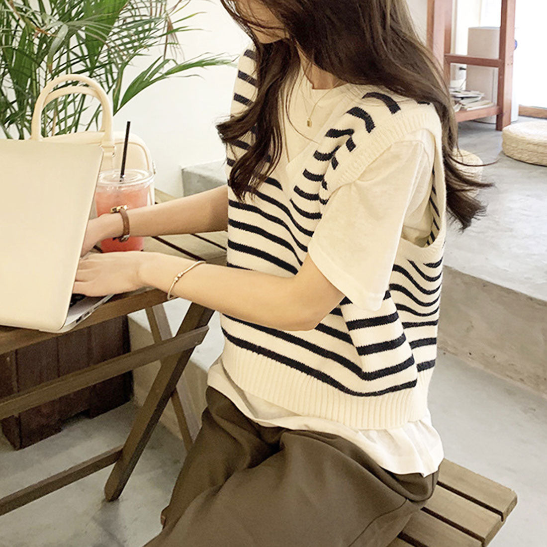 アミュレット Amulet Vネックボーダーニットベスト レディース トップス 秋服 春服 10代 20代 30代 韓国ファッション 韓国 カジュアル 定番 ちょい足し