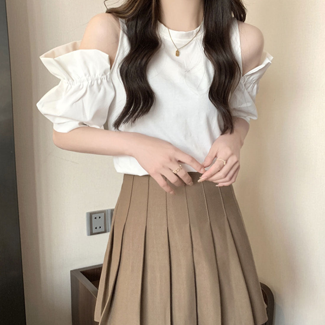 アミュレット Amulet オープンショルダーブラウス 春 夏服 秋 韓国ファッション 10代 20代 30代 肩出し 切り替え パフスリーブ ガーリー 大人カジュアル （ホワイト） ホワイト