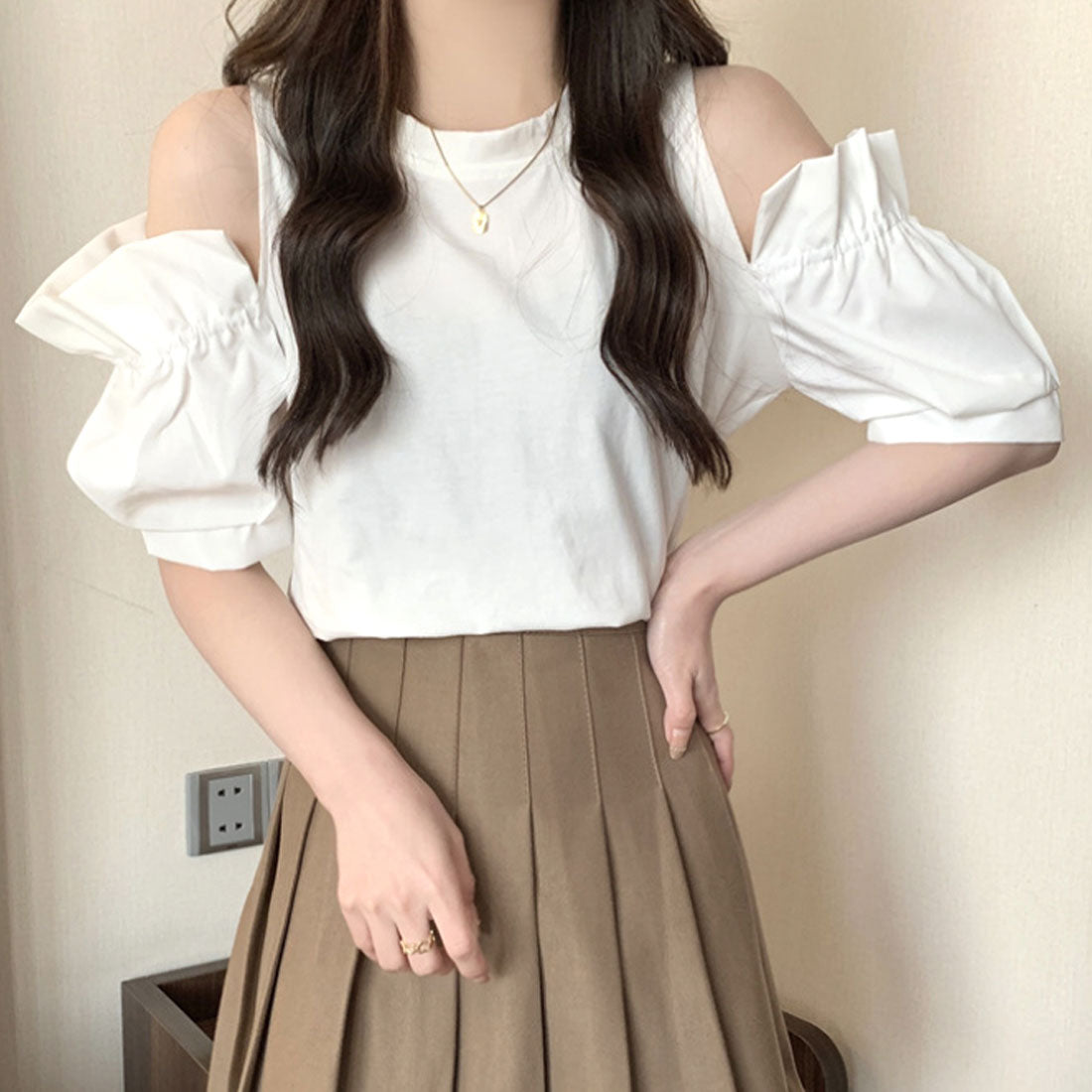 アミュレット Amulet オープンショルダーブラウス 春 夏服 秋 韓国ファッション 10代 20代 30代 肩出し 切り替え パフスリーブ ガーリー 大人カジュアル （ホワイト） ホワイト