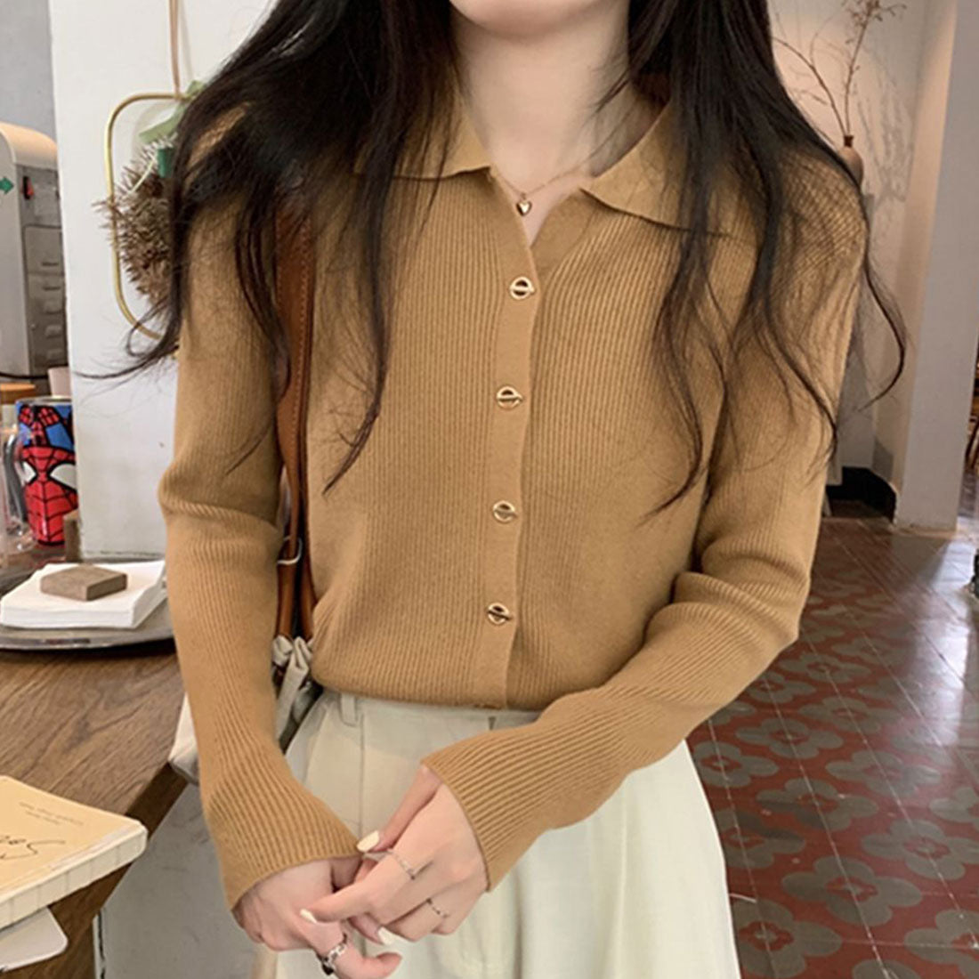 アミュレット Amulet 襟付きリブニットトップス 春 秋 冬 韓国ファッション 10代 20代 30代 レディース ボタン シンプル 黒 白 おしゃれ 細見え 大人カジュアル