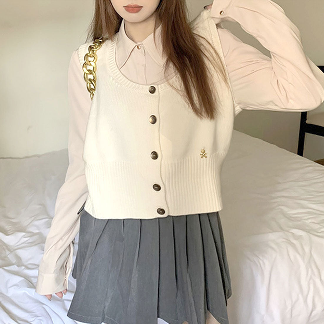 アミュレット Amulet スクープドネックニットベスト レディース 10代 20代 30代 韓国ファッション カジュアル 春 秋 冬 無地 シンプル 可愛い 制服風 チャーム付