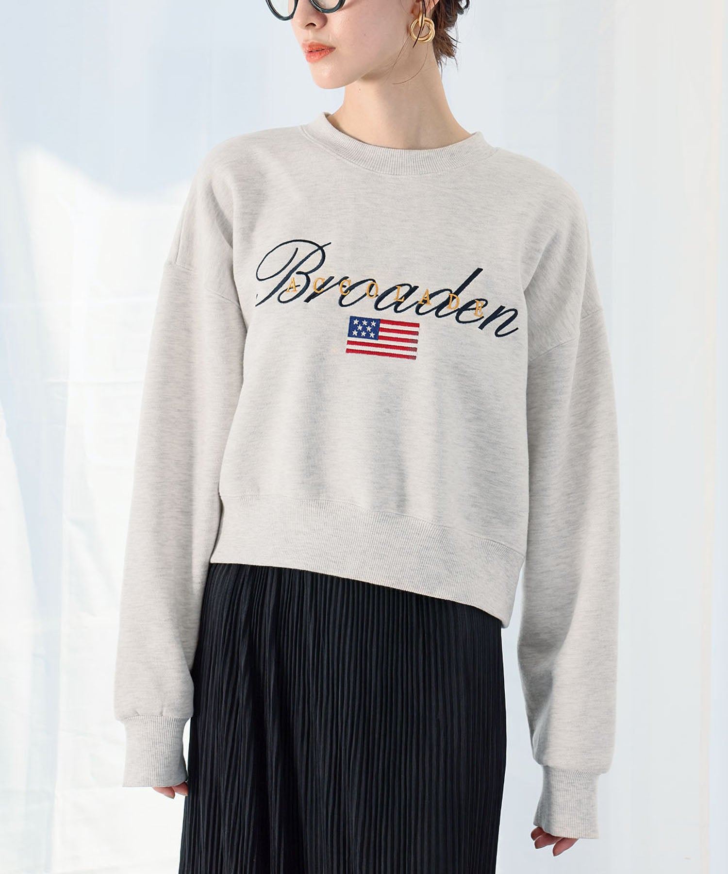 アンピルーラ Ampirula ロゴ×国旗刺繍 裏起毛ショート丈スウェット【洗える】 （ライトグレー） ライトグレー