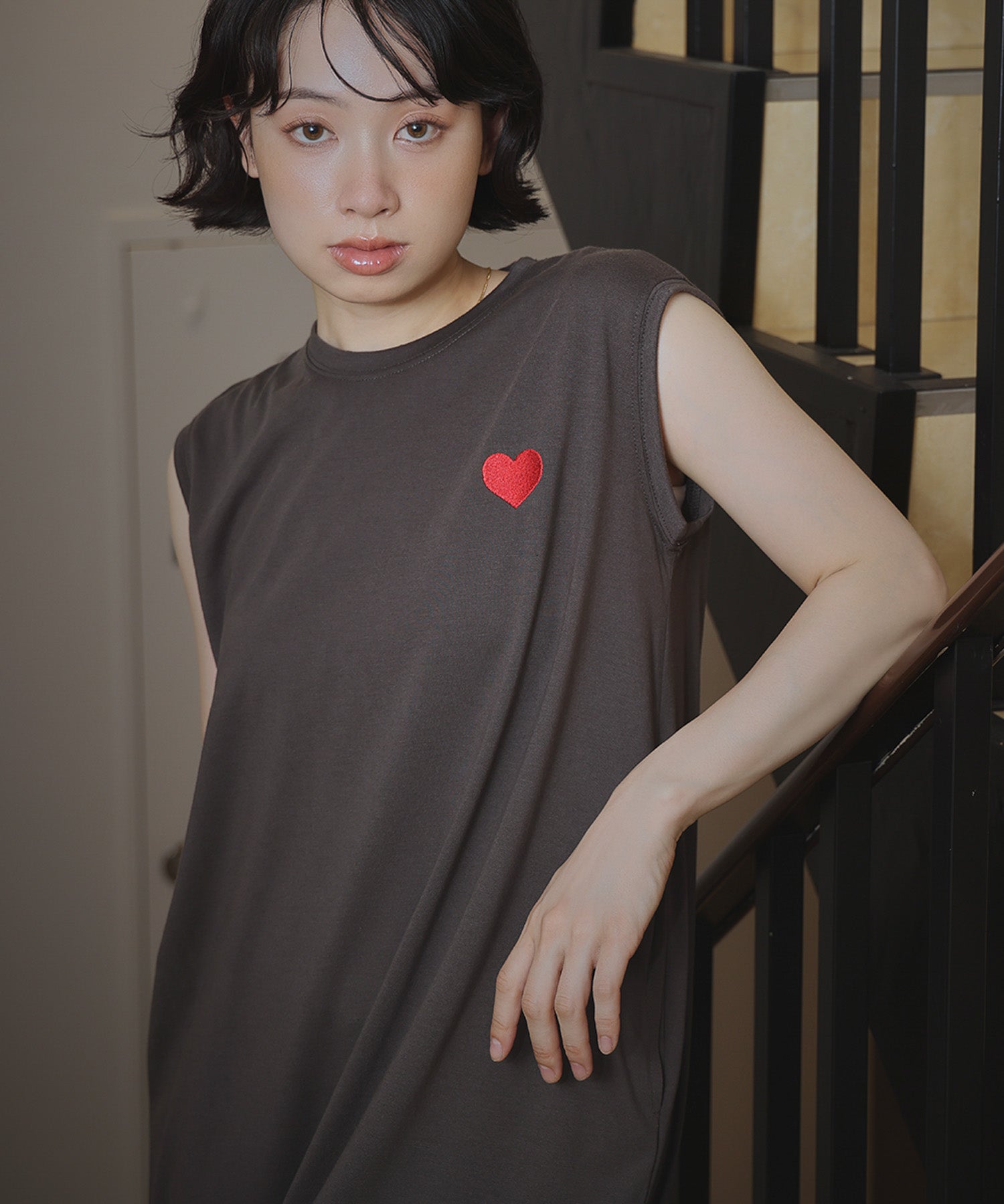 アンピルーラ Ampirula ワンポイントハート刺繍コクーンロングワンピース （チャコールグレー） チャコールグレー