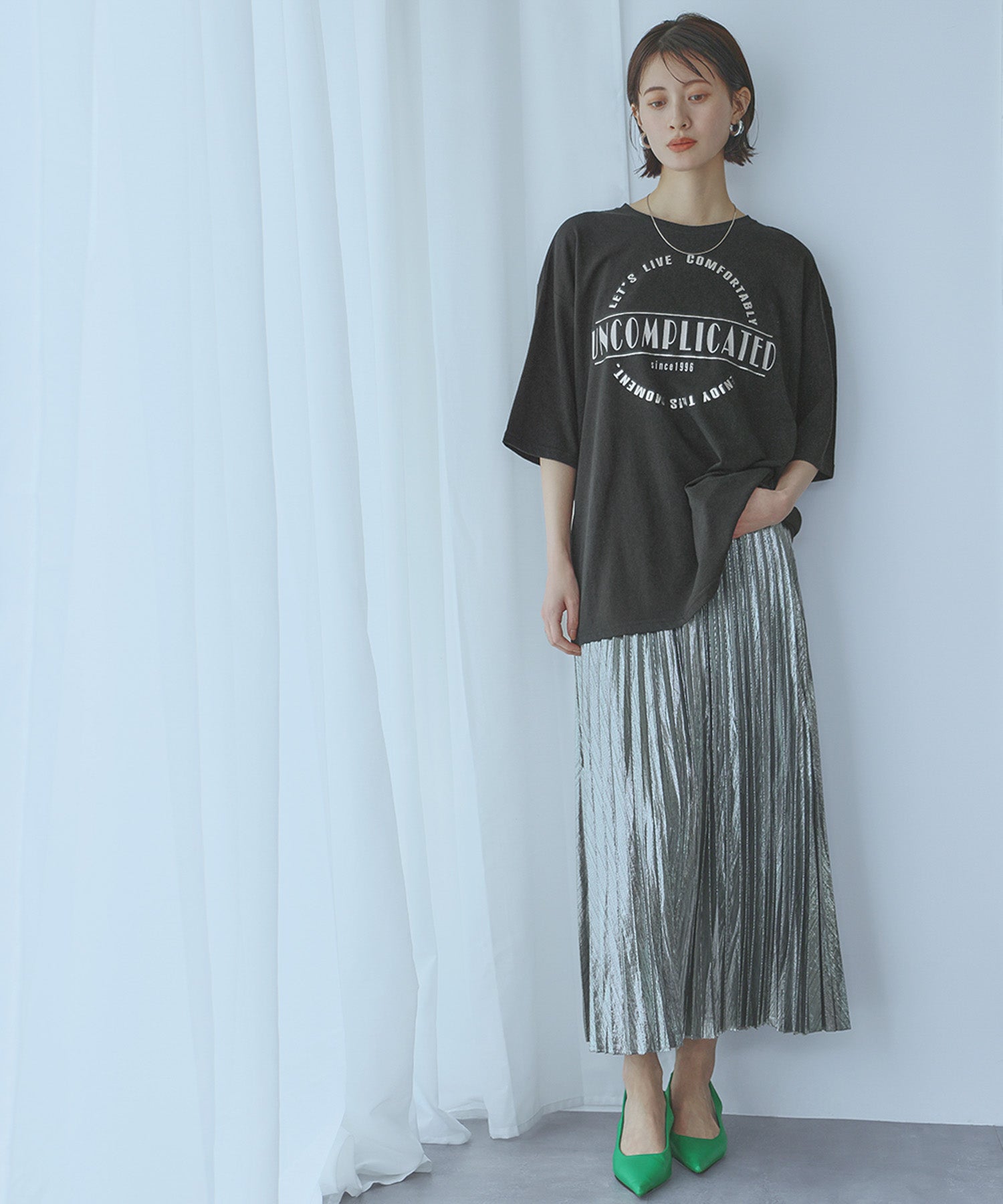 アンピルーラ Ampirula 箔プリントオーバーサイズTシャツ【洗える】 （ブラックホワイト） ブラックホワイト