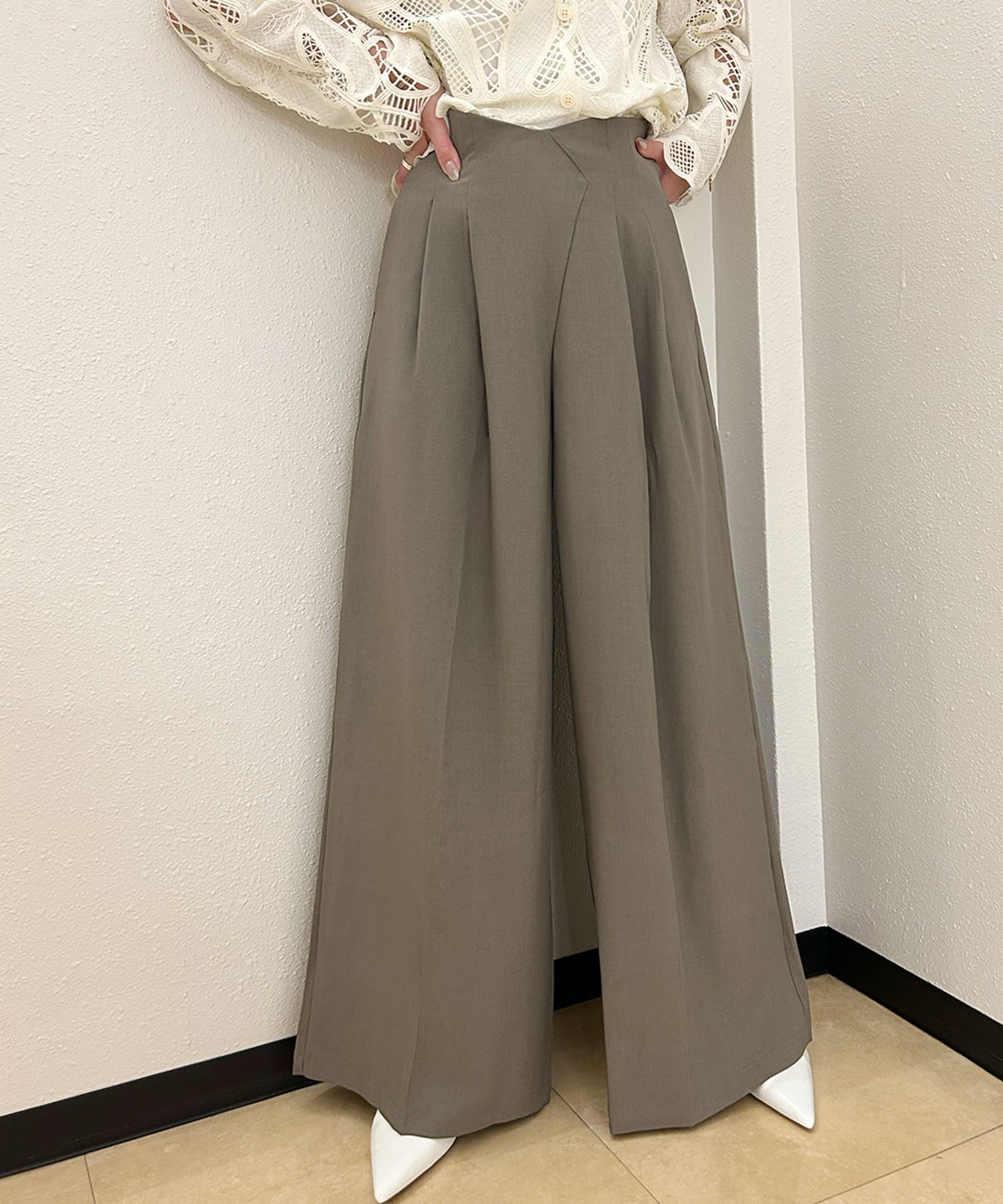 アンピルーラ Ampirula カシュクール タック ワイドパンツ レディース（ブラウン） モカ