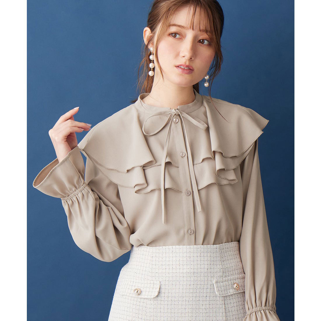 ラッフルカラーデザインブラウス グレージュ