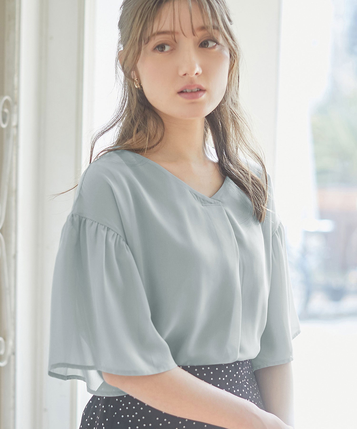 [Cool to the touch] Flared sleeve tuck blouse with inner