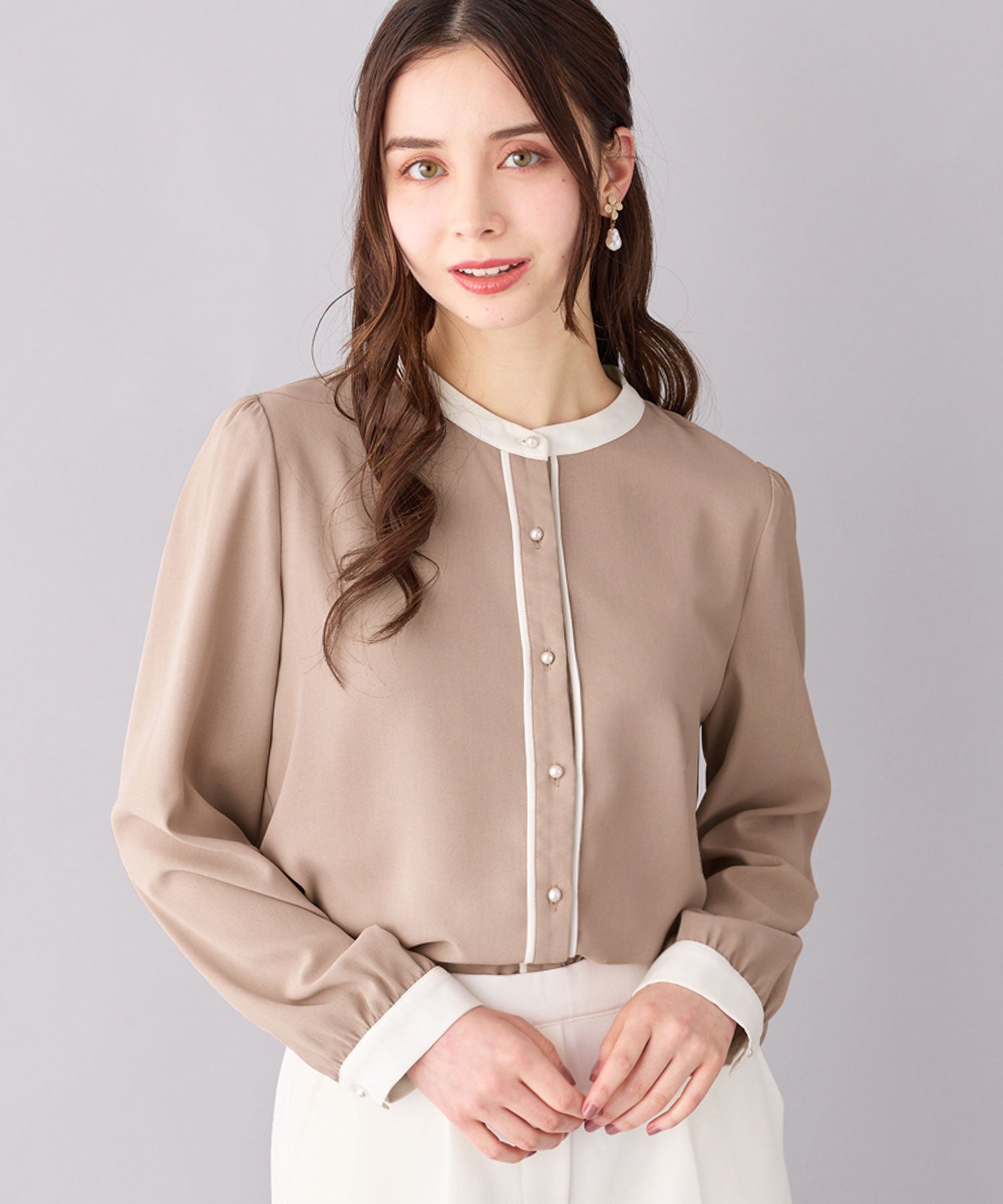 バイカラーパール調ボタンブラウス,グレージュ