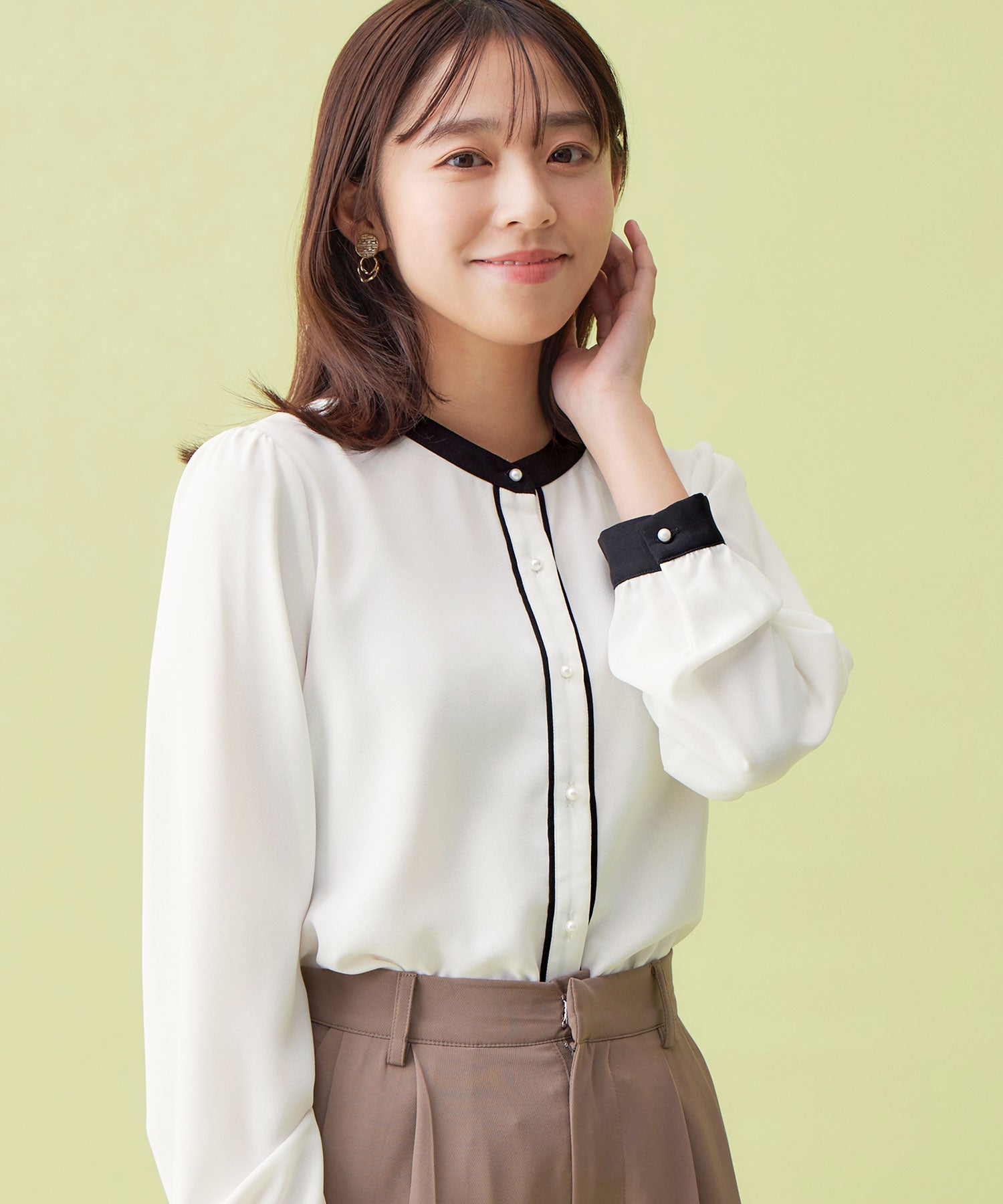 バイカラーパール調ボタンブラウス オフホワイト