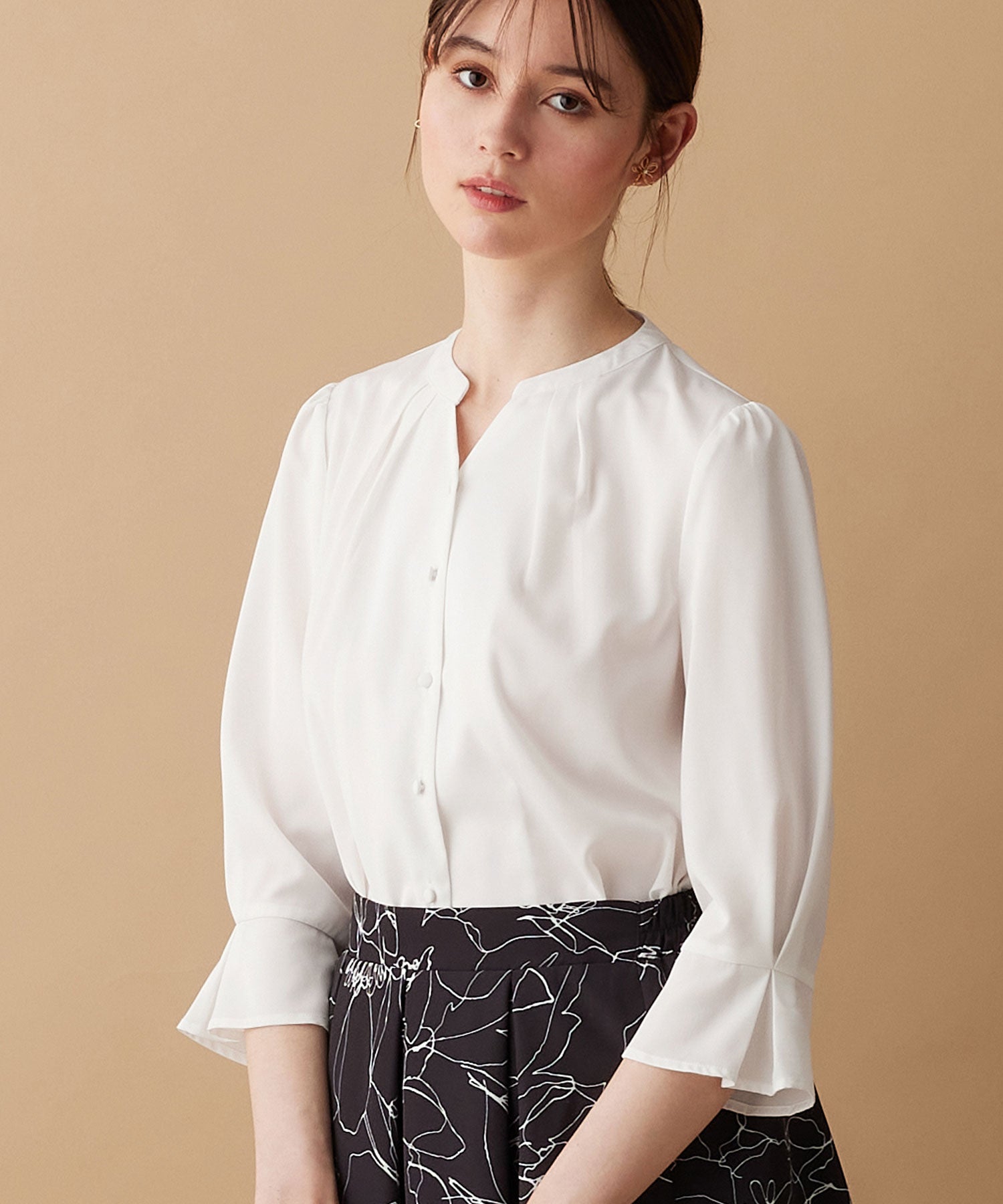 キャンディースリーブくるみボタンブラウス オフホワイト
