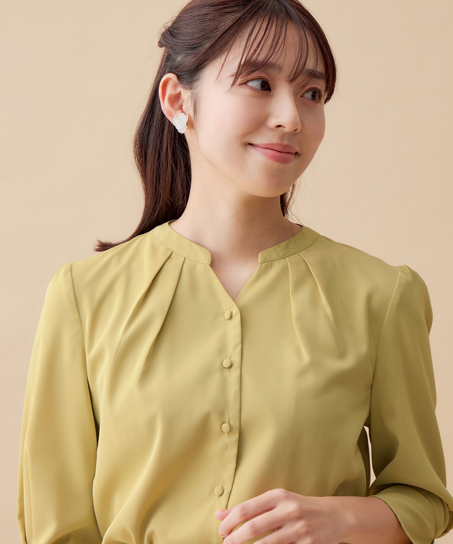 キャンディースリーブくるみボタンブラウス オフホワイト