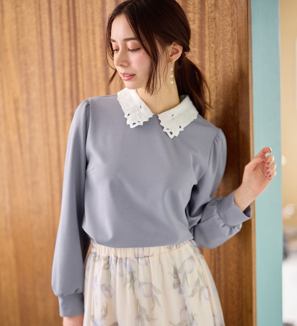 【美人百花掲載】【刈川くるみアナウンサー着用】刺しゅう衿付きトップス スモーキーブルー