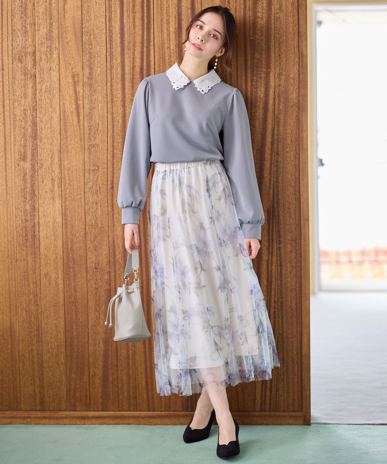 【美人百花掲載】【刈川くるみアナウンサー着用】刺しゅう衿付きトップス スモーキーブルー