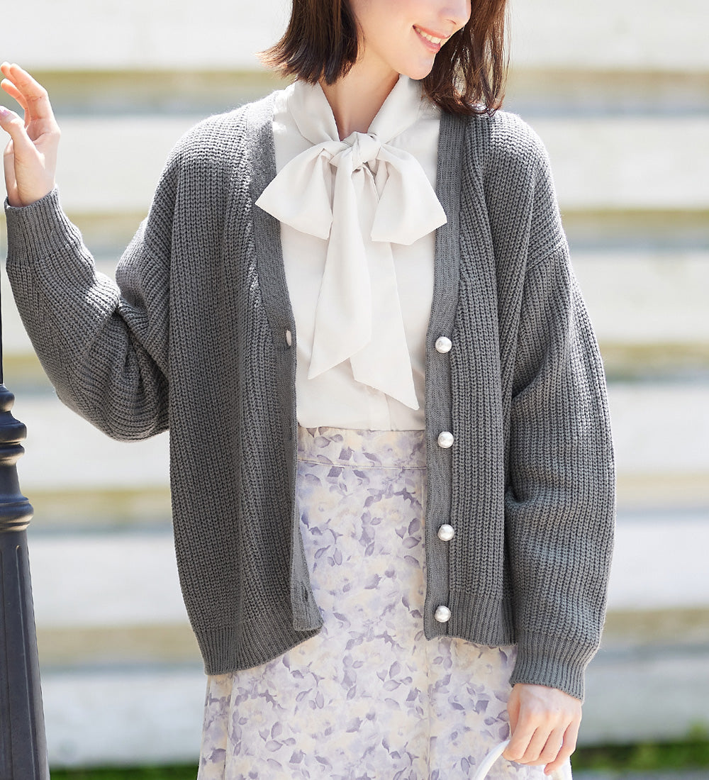 【毛玉になりにくい・静電気防止】パール調ボタン付ニットカーディガン ブルーグレー