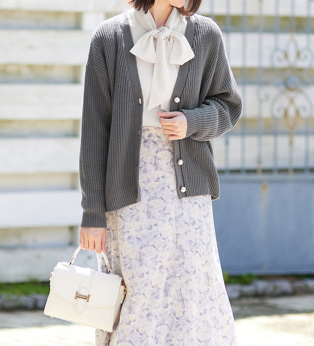 【毛玉になりにくい・静電気防止】パール調ボタン付ニットカーディガン ブルーグレー