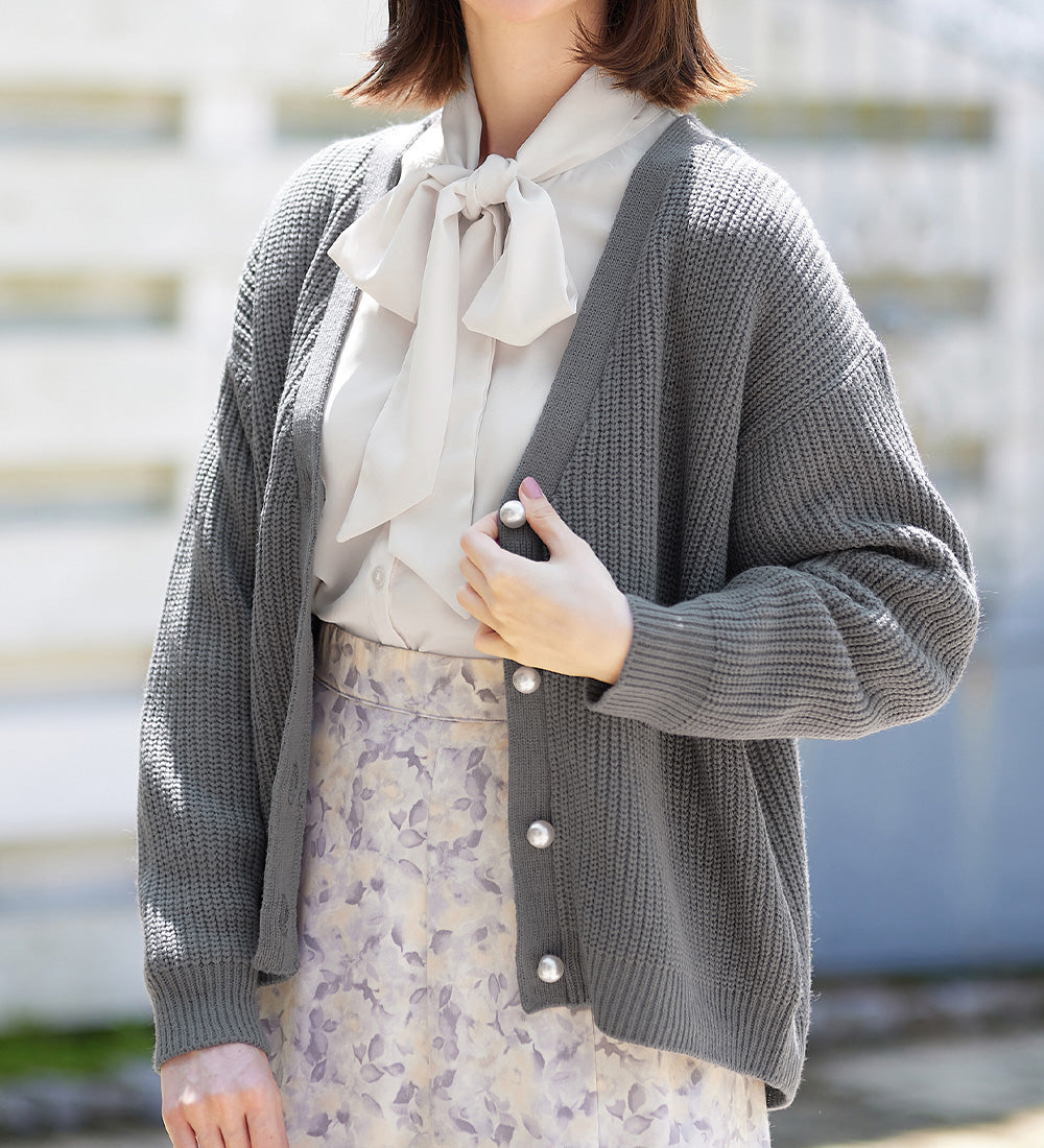 【毛玉になりにくい・静電気防止】パール調ボタン付ニットカーディガン ブルーグレー