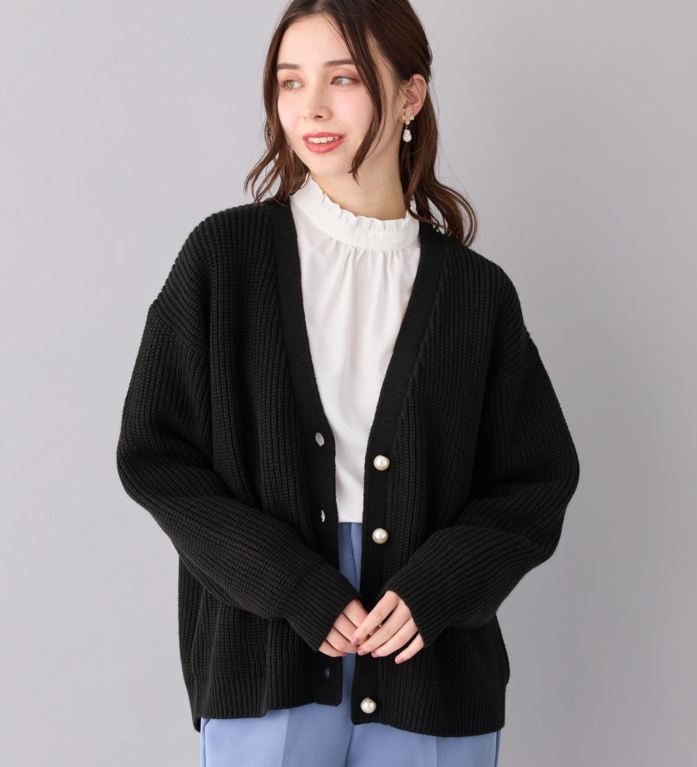 【毛玉になりにくい・静電気防止】パール調ボタン付ニットカーディガン ブラック