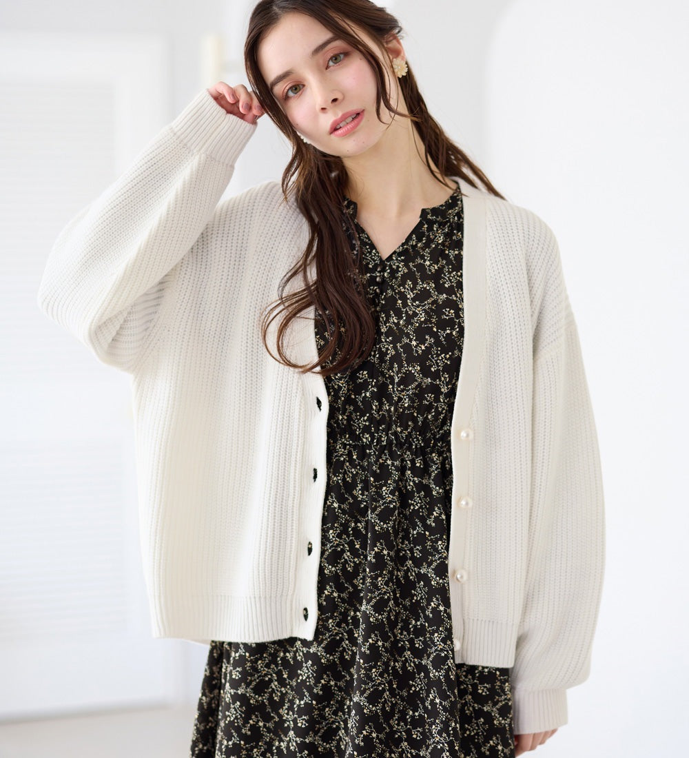 【毛玉になりにくい・静電気防止】パール調ボタン付ニットカーディガン オフホワイト