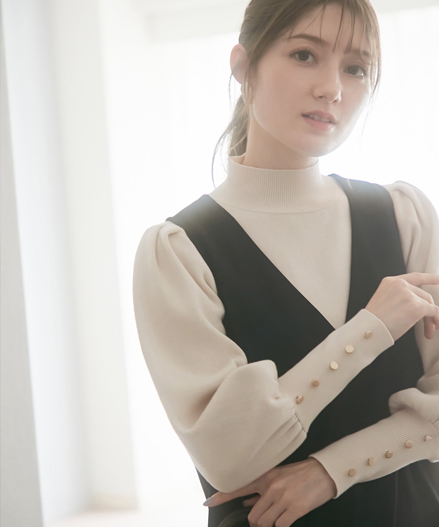 ゴールドボタンパフ袖もっちりニット アイボリー