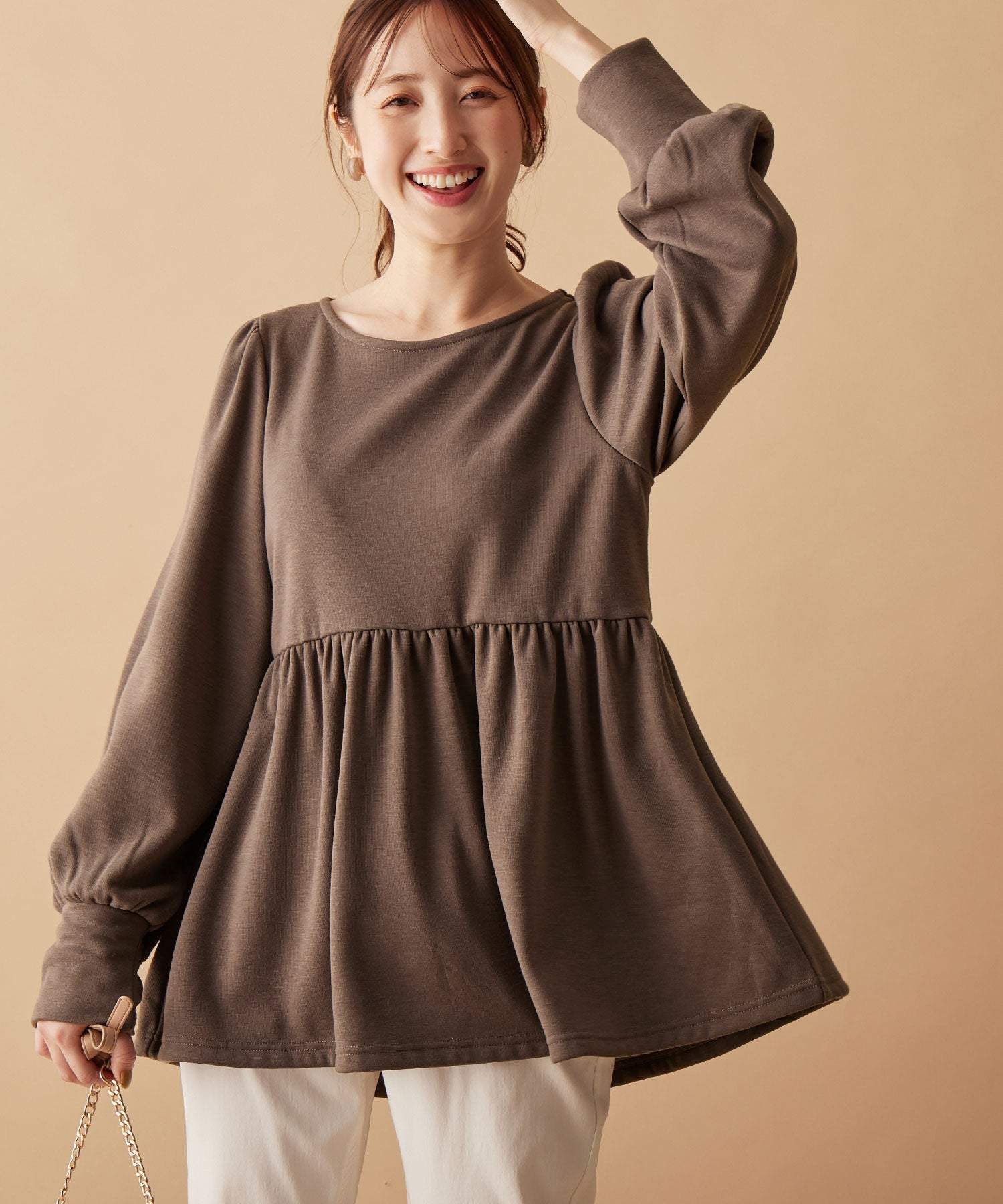 アロッタ Alotta 【蓄熱保温】裏ファーパフ袖ペプラムプルオーバー