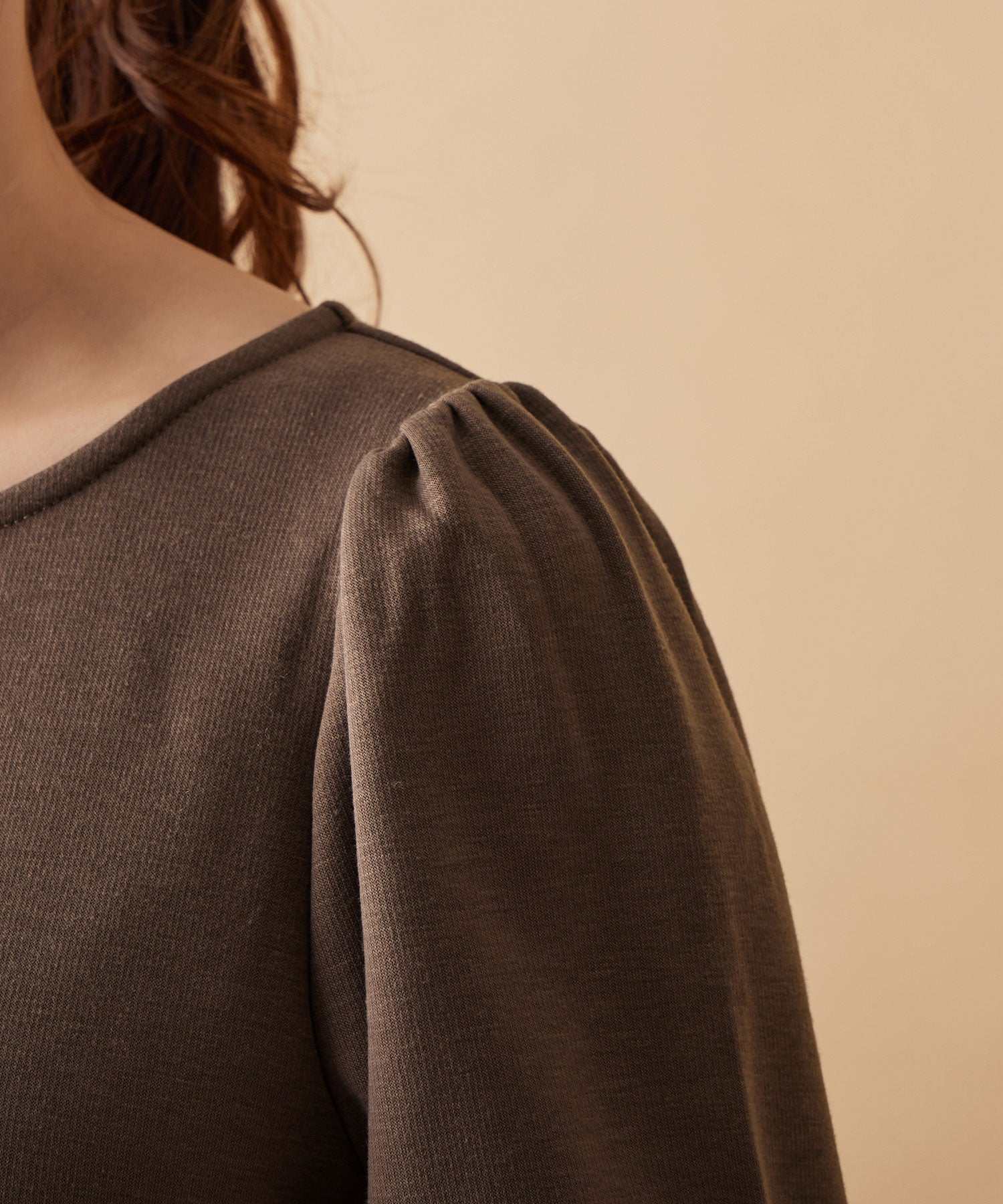 アロッタ Alotta 【蓄熱保温】裏ファーパフ袖ペプラムプルオーバー