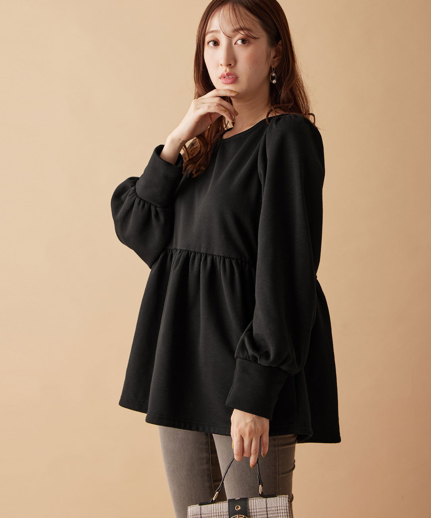 アロッタ Alotta 【蓄熱保温】裏ファーパフ袖ペプラムプルオーバー