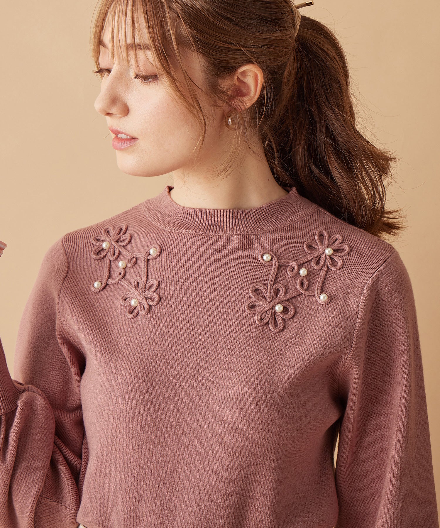 フラワーモチーフパフ袖ニット ブラック