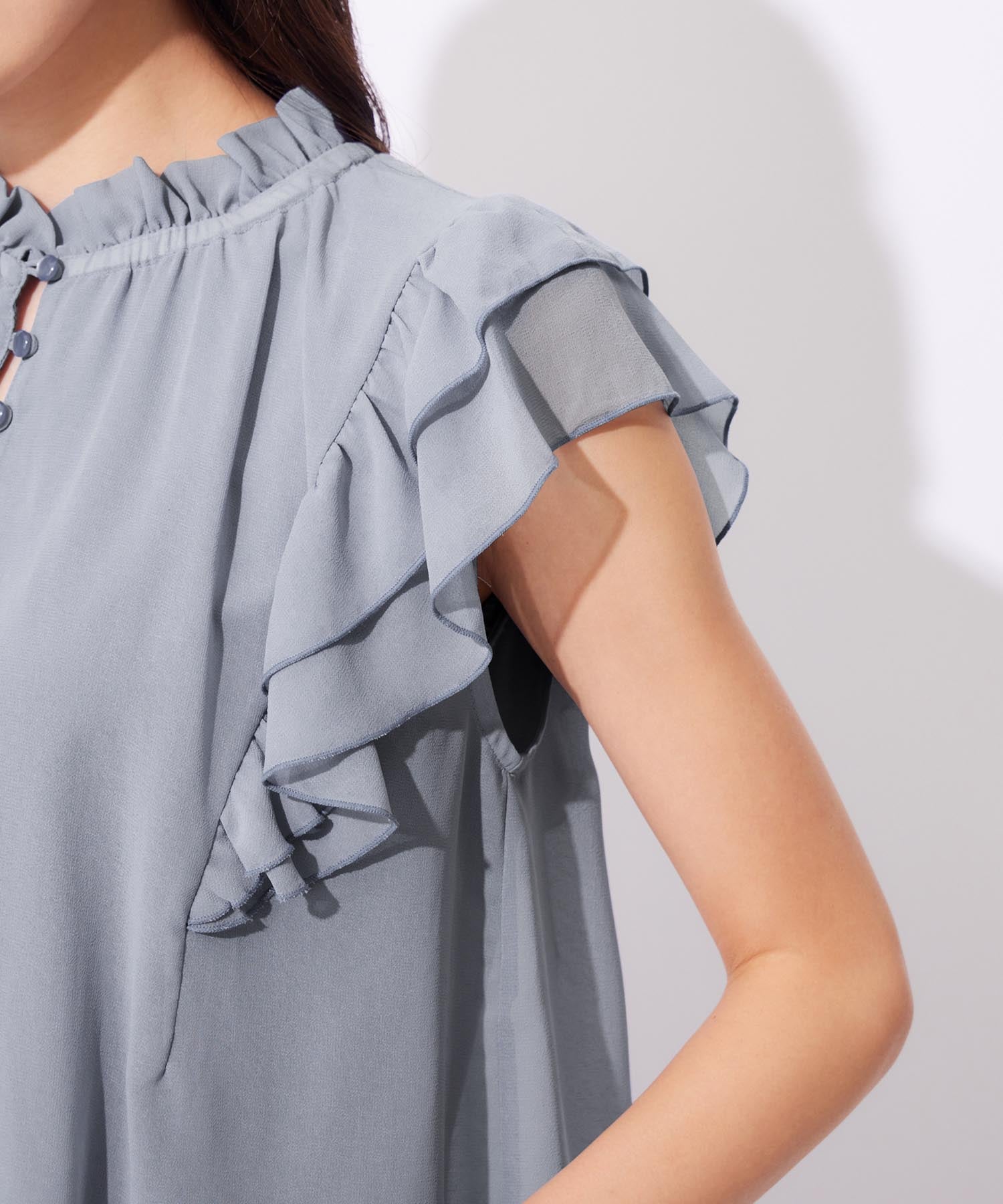 【接触冷感】インナー付フリル使いブラウス
