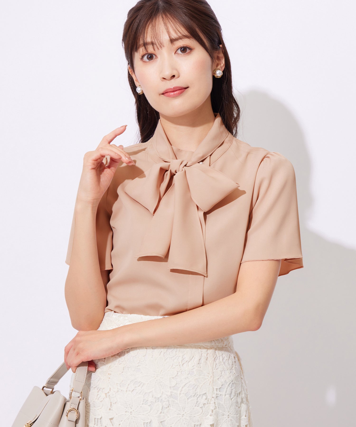 Alotta Alotta [聯繫人] 2way珍珠般的弓領帶上衣