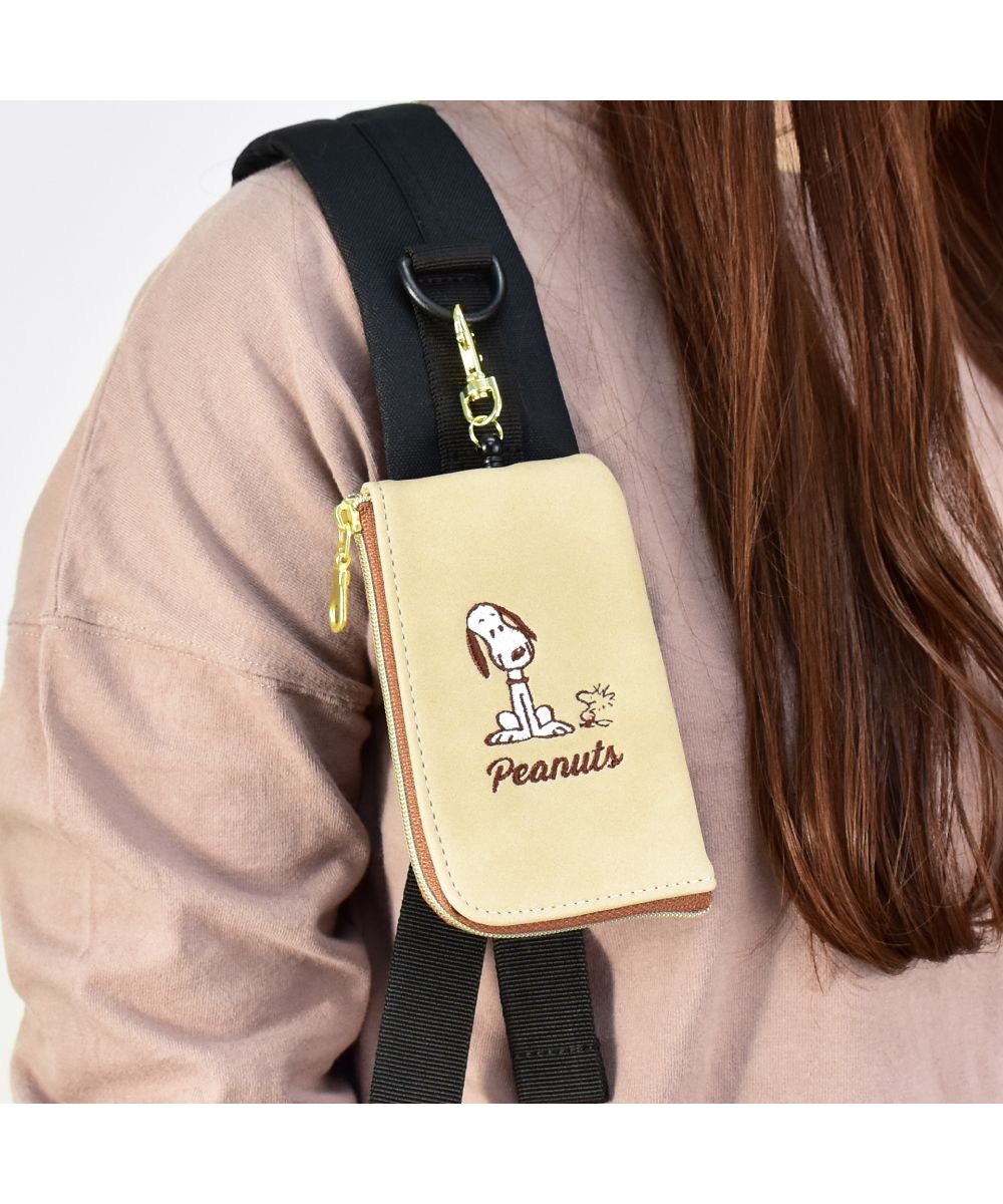 ランナー RUNNER スヌーピー キーケース スマート キー レディース 女子 刺繍 合成皮革 リール式 キーリング カード収納  2枚 キャラクター グッズ カードケース コンパク