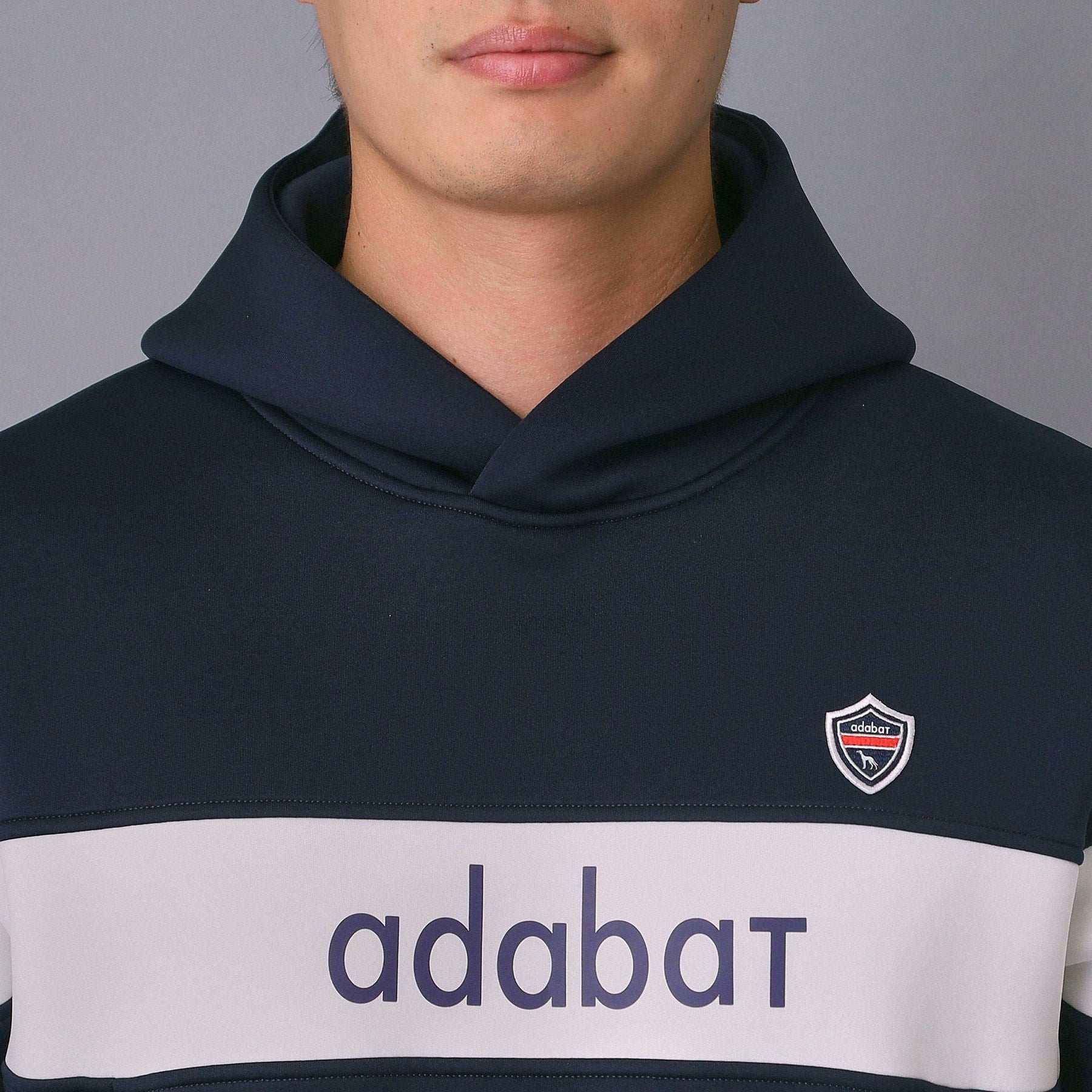 アダバット adabat 【新レーベル ADABAT NAVY】ブロッキングラインロゴフーディー （グレー(012)） グレー(012)