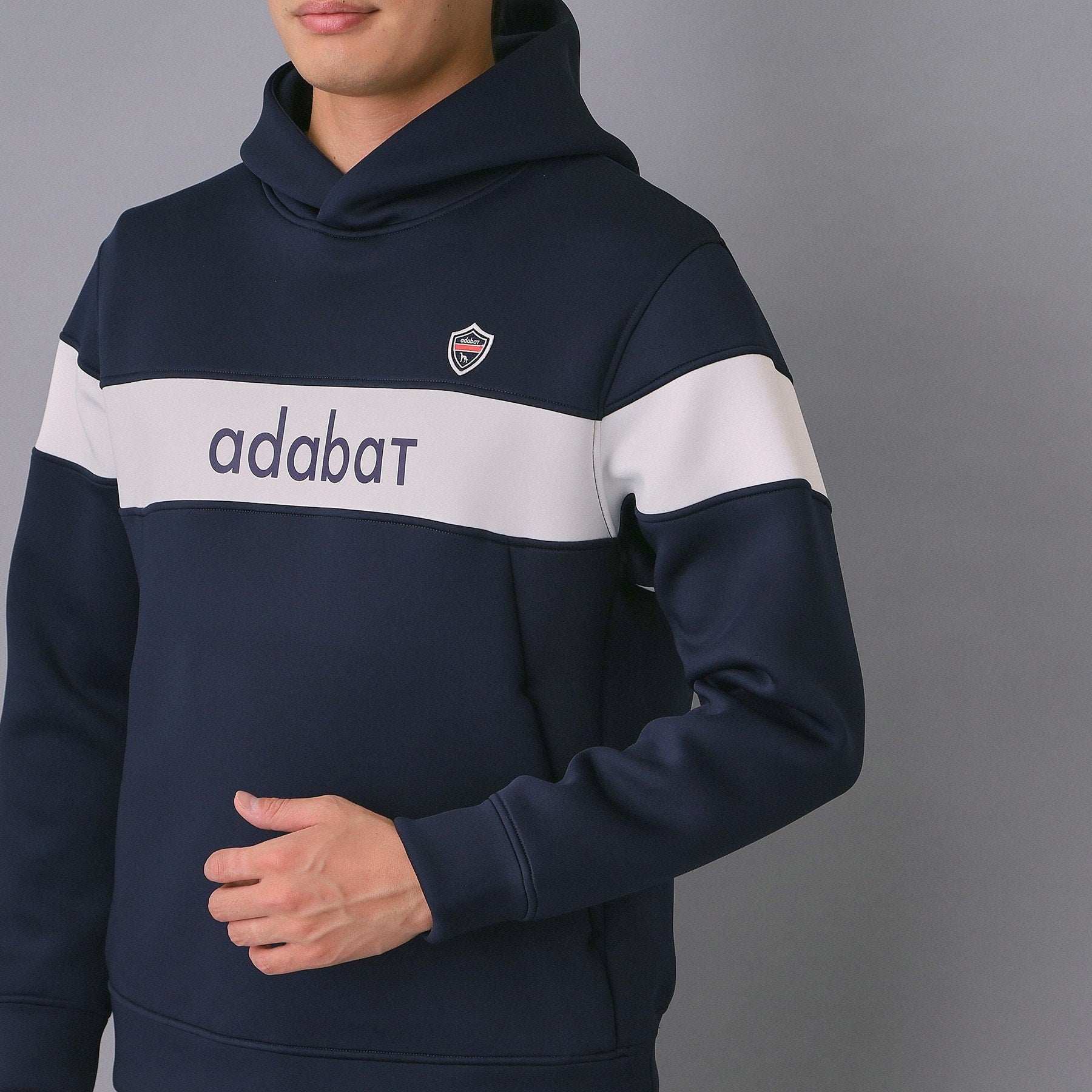 アダバット adabat 【新レーベル ADABAT NAVY】ブロッキングラインロゴフーディー （グレー(012)） グレー(012)