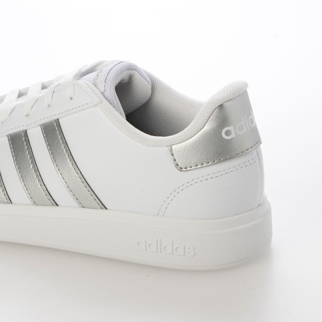 アディダス adidas GRANDCOURT 2.0K（アディダス グランドコート 2.0K） （フットウェアホワイト/マットシルバー/マットシルバー） フットウェアホワイト/マットシルバー/マットシルバー