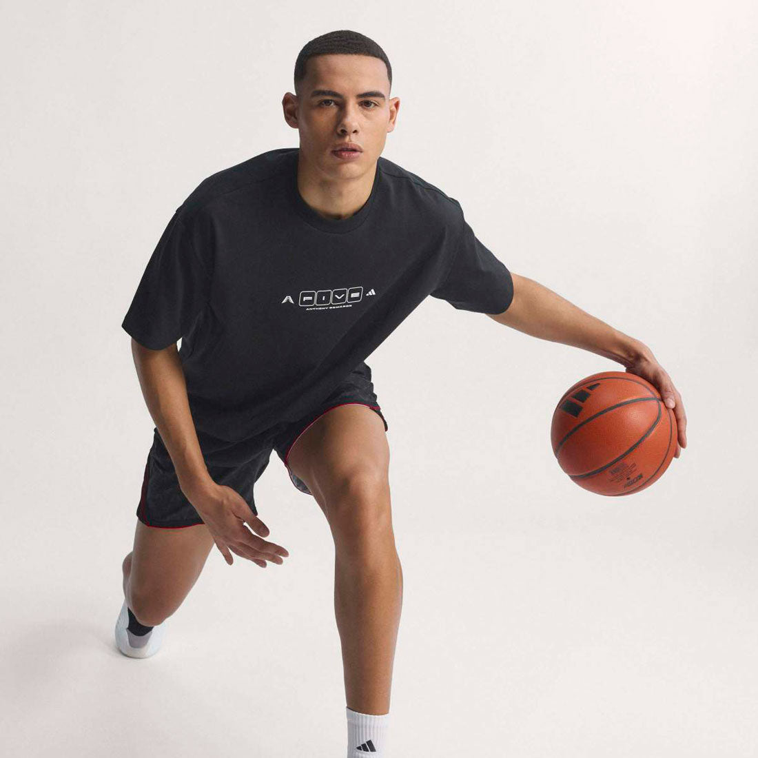 アディダス adidas アンソニー・エドワーズ ワールド オブ ファイブ 半袖Tシャツ（ANTHONY EDWARDS WORLD OF FIVE SHORT-SLEEVE TEE） （Black / White） Black / White
